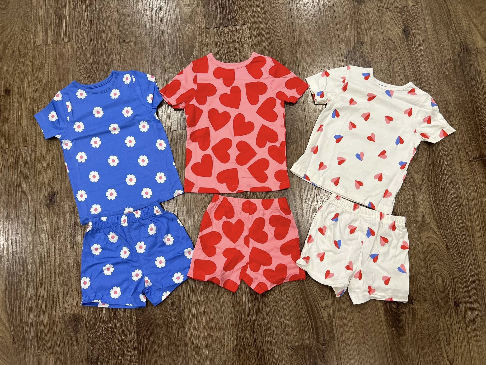 [???]  Tủ mẹ Kate – Shop quần áo trẻ em chuẩn Authentic  ?‍?❤️️?⭐️ Tủ Mẹ Kate trở lại rồi đây ạ!!!Hàng mới về thêm 1 set cho các bé gái của Geẻoge. Set này mặc đi học vừa mát vừa xinh nha490k/set 3 bộ   Size: , 2/3y  , shares-0✔️ , likes-0❤️️ , date-2025-05-15 04:40:31????????