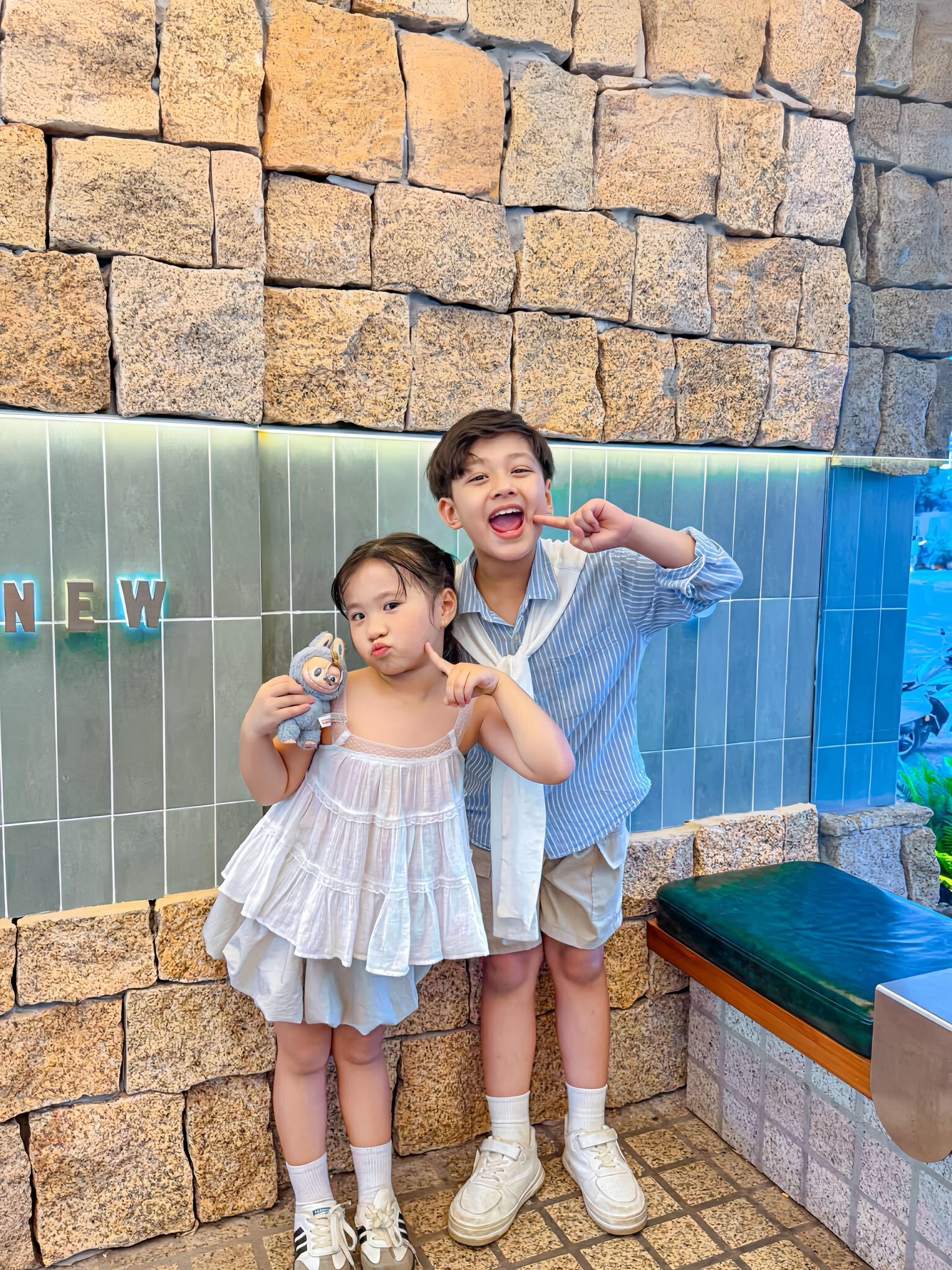 [🆕🇻🇳]  Cherri Chan – Cửa hàng quần áo sơ sinh & trẻ em  🧑‍🧒❤️️👶⭐️  “Style đổi nhẹ – vibe xinh vẫn nguyên!”Tèn ten~ Lại là bé mẫu quen thuộc của tụi mình đây, nhưng lần này là trong một phiên bản hoàn toàn mới!
Tươi tắn  , shares-1✔️ , likes-6❤️️ , date-2025-06-22 02:41:55🇻🇳🇻🇳🇻🇳📰🆕