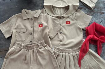 [🆕🇻🇳]  Hogi Kids thời trang trẻ em từ 0-6 tuổi 🧑‍🧒❤️️👶⭐️  Bé yêu tự hào khoác lên màu áo truyền thống – Gắn kết tinh thần yêu nước từ những điều nhỏ nhất!
Set bộ Giải Phóng Quân gồm:
Áo sơ mi cổ bẻ tông be nhẹ  , shares-5✔️ , likes-45❤️️ , date-2025-07-05 18:51:27🇻🇳🇻🇳🇻🇳📰🆕