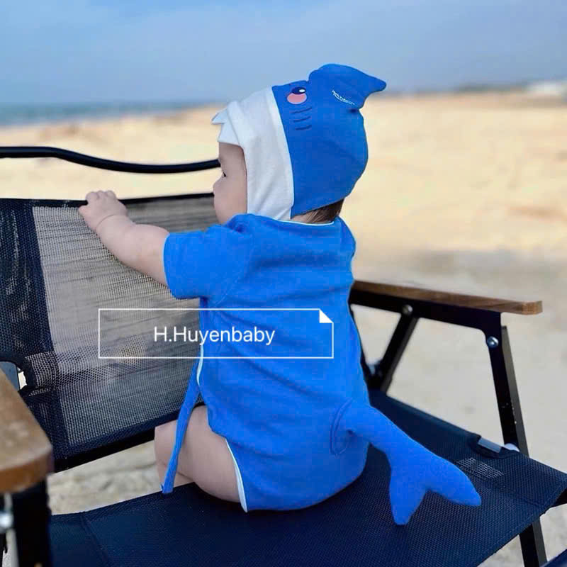 [🆕🇻🇳]  Thuỷ Nghé Kids  – Chuyên sỉ SLL quần áo Thời Trang Trẻ Em & Sơ Sinh đầy đủ các mẫu 🧑‍🧒❤️️👶⭐️  BODY BABY SHARK XANH – MÁT MẺ – DỄ MẶC – CHUẨN FORMCombo gồm:
Body chip cộc tay – bo mềm, form ôm
Mũ rời tai thú
Túi đeo mini cá mập xanhCotton l , shares-0✔️ , likes-0❤️️ , date-2025-07-03 19:42:23🇻🇳🇻🇳🇻🇳📰🆕