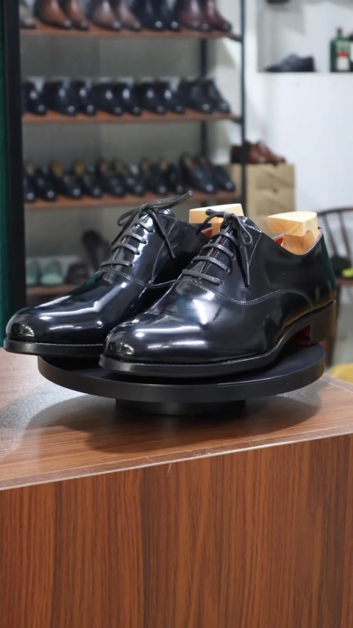 [🆕🇻🇳] Sonniez Cửa hàng giày dép 👕 Top1Fashion 👗  Giày Tiệc Thì Không Được Phép Xuề Xòa!
Plaintoe Oxford mẫu giày da bóng Patent Leather, thiết kế tối giản đạt đến đỉnh cao sang trọng.
Đế đỏ, lót đỏ. Từng  , shares-0✔️ , likes-0❤️️ , date-2025-07-10 04:22:48🇻🇳🇻🇳🇻🇳📰🆕