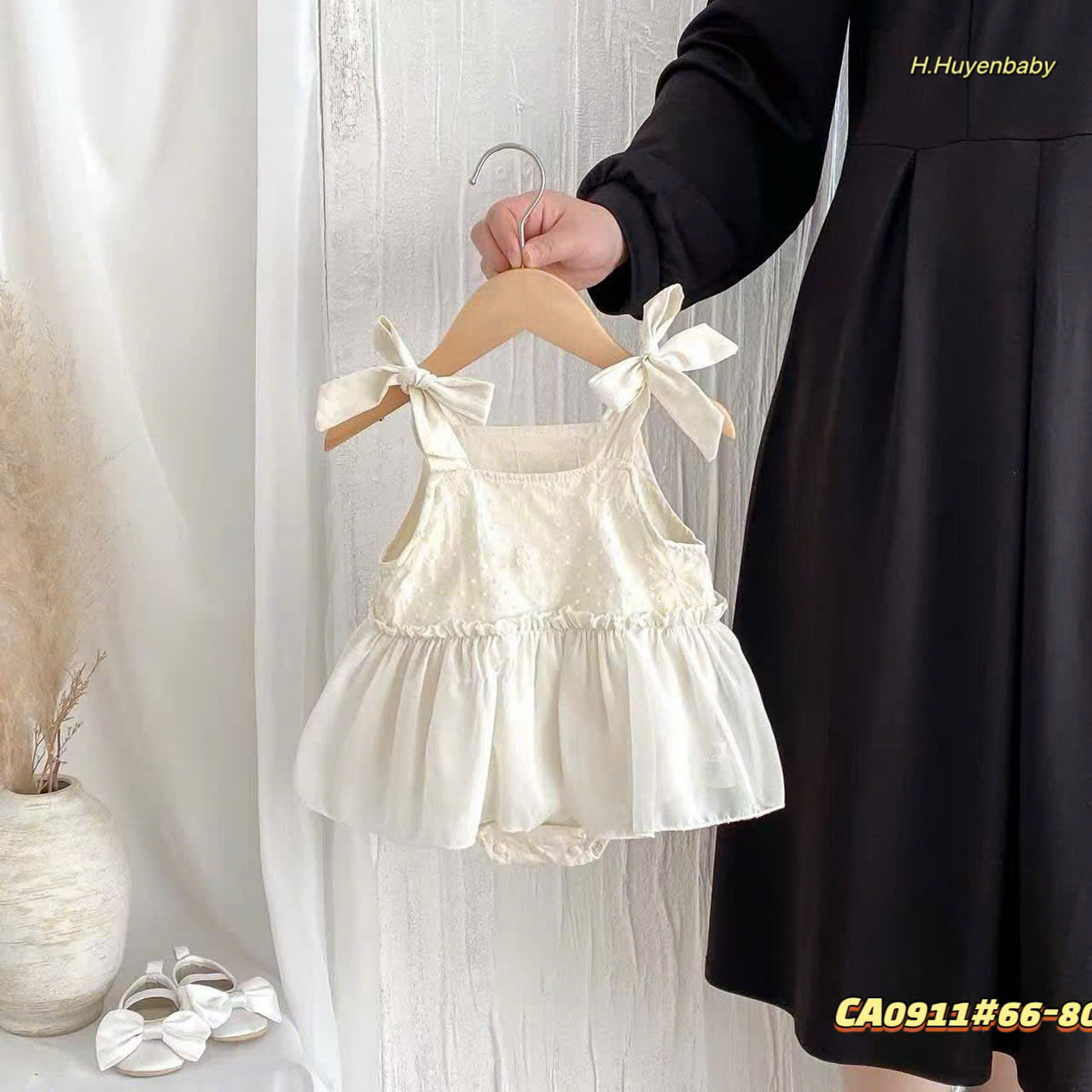 [🆕🇻🇳]  Thuỷ Nghé Kids  – Chuyên sỉ SLL quần áo Thời Trang Trẻ Em & Sơ Sinh đầy đủ các mẫu 🧑‍🧒❤️️👶⭐️  MẸ ƠI MẸ ƠI, BÉ MUỐN MẶC ĐẦM NƠ NHƯ NÀY THÔI!
Dáng body xinh xắn – ren mịn, voan nhẹ như mây
Nơ vai 2 bên đáng yêu hết cỡ – ai nhìn cũng phải khen
Bé m , shares-0✔️ , likes-0❤️️ , date-2025-07-08 21:15:18🇻🇳🇻🇳🇻🇳📰🆕