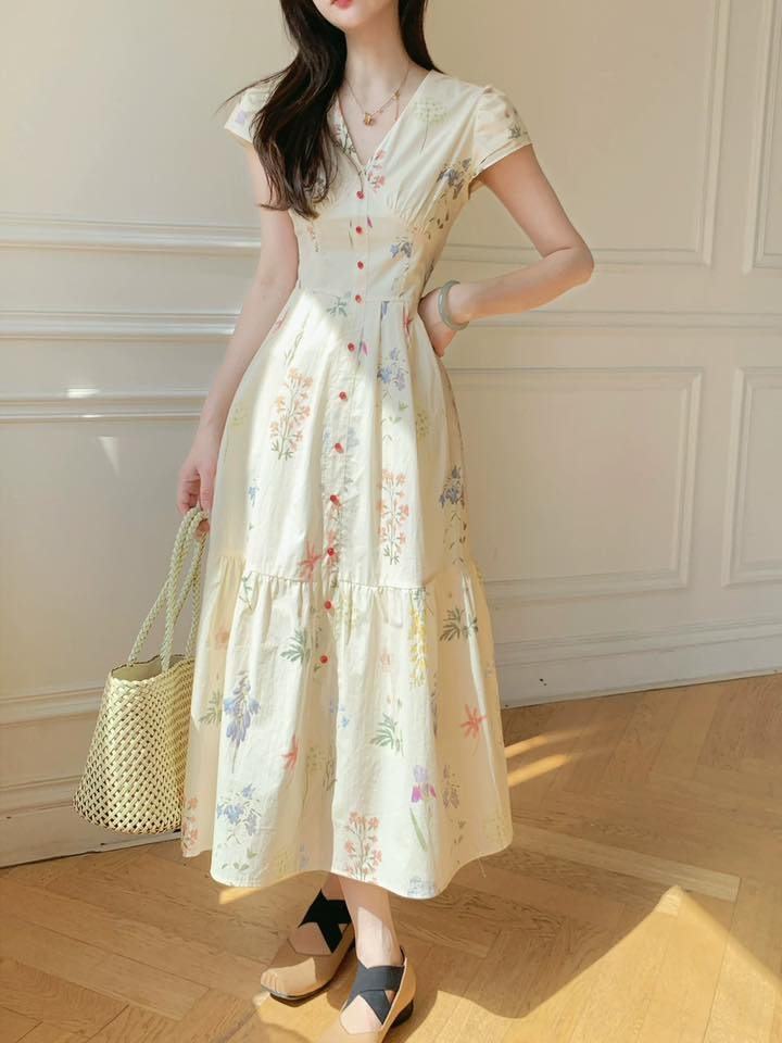 [🆕🇻🇳] May By May Dress Thời trang thiết kế – Sản xuất tại Việt Nam 👕 Top1Fashion 👗   She’s blooming – Như một đóa hoa giữa ngày nắng đẹp
Chiếc váy hoa dáng dài giúp nàng tỏa sáng theo cách tự nhiên và đầy duyên dáng. Thiết kế cổ chữ V nhẹ , shares-0✔️ , likes-1❤️️ , date-2025-07-11 08:16:04🇻🇳🇻🇳🇻🇳📰🆕