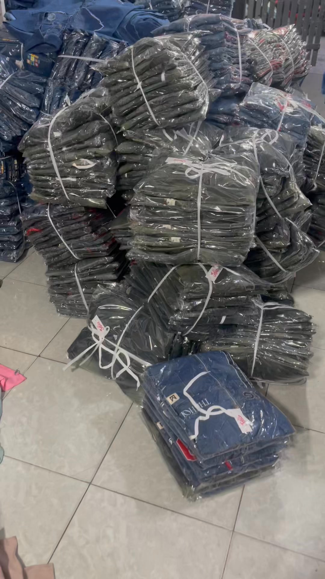 [🆕🇻🇳] HaGiang – Hàng siêu rẻ 👕 Top1Fashion 👗  Đóng lô khoác jean cho khách , nhà còn sét jean và ngố jean phối , chị e cần ib e nhé , shares-0✔️ , likes-0❤️️ , date-2025-07-10 01:16:04🇻🇳🇻🇳🇻🇳📰🆕