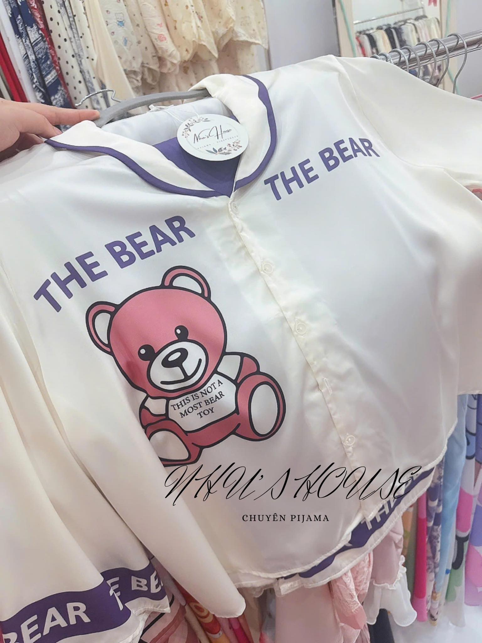 [🆕🇻🇳] Tiệm của Vẽ – Có mấy thứ nhỏ xíu dễ thương ở đây!  👕 Top1Fashion 👗  Tụi mình gọi màu hồng là màu “trẻ không chơi già đổ đốn”.
Vì sao? Vì càng lớn thì tủ đồ của các cô gái thường bị “hồng hoá” thì phải. Thật khó thể lí giải , shares-0✔️ , likes-4❤️️ , date-2025-07-10 01:45:38🇻🇳🇻🇳🇻🇳📰🆕