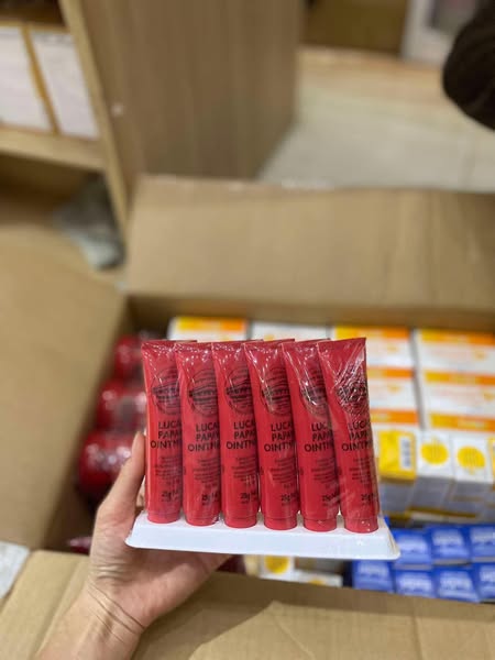 [🆕🇻🇳] Shop TOM BABY  Chuyên Bỉm,Thời trang cho bé,các loại Bánh kẹo, Kem, Thực phâm dinh dưỡng 🧑‍🧒❤️️👶⭐️ KEM LUCAS ÚC.  SIÊU THẦN THÁNH
Em chưa thấy con nào zẻ mà nhạy như con này. Bôi cái mà tịt luôn ấy
Kem Lucas Úc… dưỡng môi, dưỡng da đa năng, dành đc  , shares-1✔️ , likes-0❤️️ , date-2025-07-14 17:00:23🇻🇳🇻🇳🇻🇳📰🆕