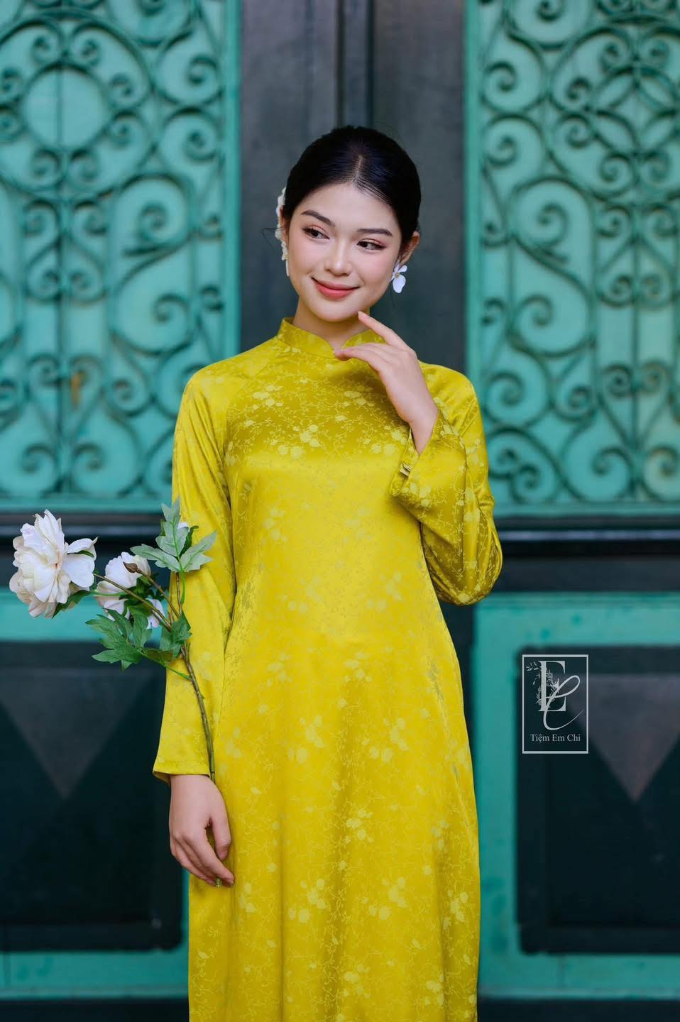 [🆕🇻🇳] Linen by Chi – Tiệm thiết kế may đo  👕 Top1Fashion 👗  Áo dài gấm vàng như một bản hòa ca giữa ánh sáng và ký ức.
Vẻ đẹp thanh lịch được chắt lọc từ những chi tiết truyền thống: cổ cao – tay loe dài – form suôn , shares-0✔️ , likes-1❤️️ , date-2025-07-24 18:11:56🇻🇳🇻🇳🇻🇳📰🆕