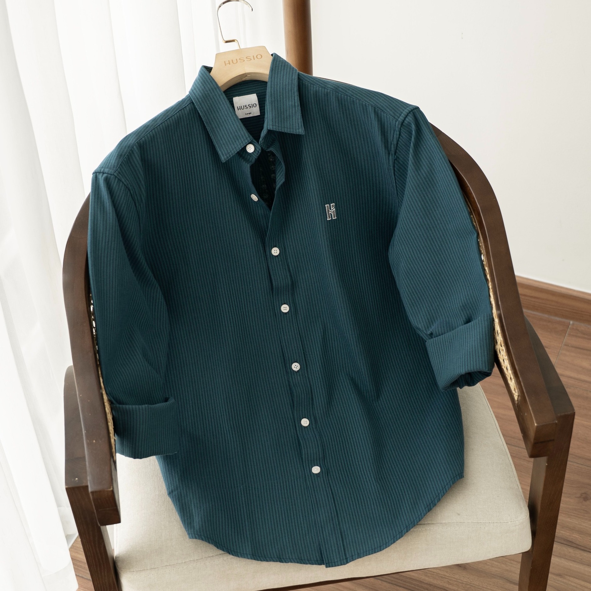 [🆕🇻🇳] Hussio.com Quần áo (Thương hiệu) 👕 Top1Fashion 👗  SƠ MI OXFORD H LOGO – XANH MALLARD CHẤT LỪ
Không cần quá lời, chiếc sơ mi này chinh phục bằng form đứng – chất vải xịn – chi tiết tinh tế.Vải Oxford dày  , shares-1✔️ , likes-10❤️️ , date-2025-07-20 02:00:15🇻🇳🇻🇳🇻🇳📰🆕