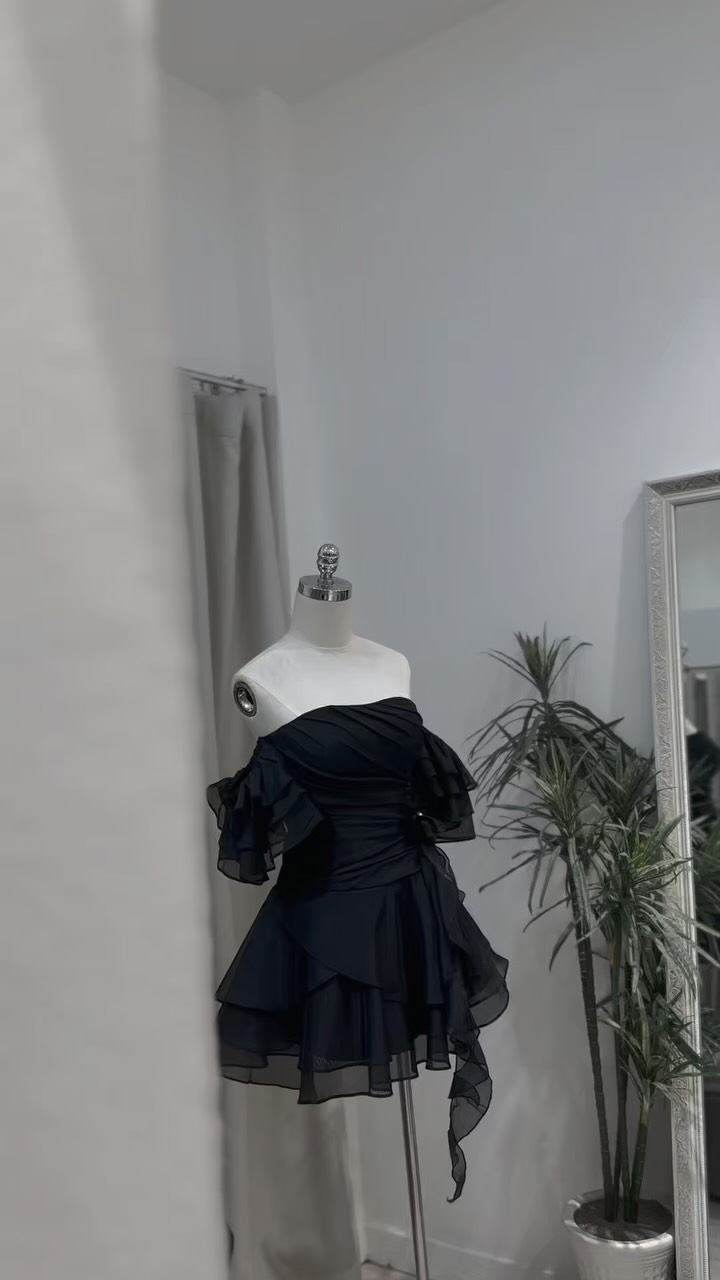 [🆕🇻🇳] Wonder House – Thiết kế & Thời trang 👕 Top1Fashion 👗  LEVIA DRESS
Full size S / M / L / XLSau phiên bản màu kem được yêu thích, LEVIA DRESS chính thức ra mắt màu đen huyền bí và cuốn hút.
Thiết kế trễ vai, , shares-0✔️ , likes-0❤️️ , date-2025-07-17 03:02:22🇻🇳🇻🇳🇻🇳📰🆕