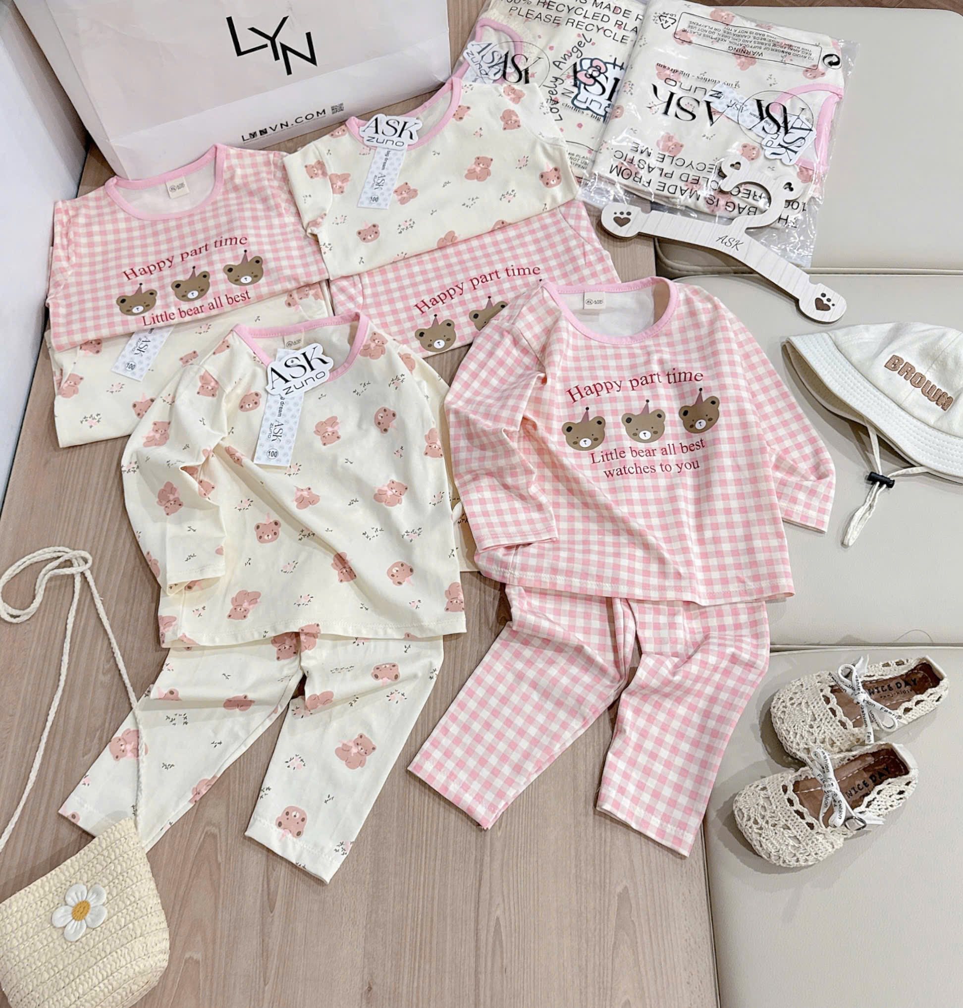 [🆕🇻🇳]  KIM KIM BABY SHOES – Bán buôn,bán lẻ giày cho bé yêu 🧑‍🧒❤️️👶⭐️ C243 – 185K / set 2 bộEm lên siêu phẩm hôm nay ạ
Gấu nơ của các bé gái đâyyyy
Chất cotton tàu thấm hút mồ hôi,co giãn 4c mặc nhà đi học quá đẹp luôn
SET , shares-0✔️ , likes-1❤️️ , date-2025-07-24 03:53:51🇻🇳🇻🇳🇻🇳📰🆕