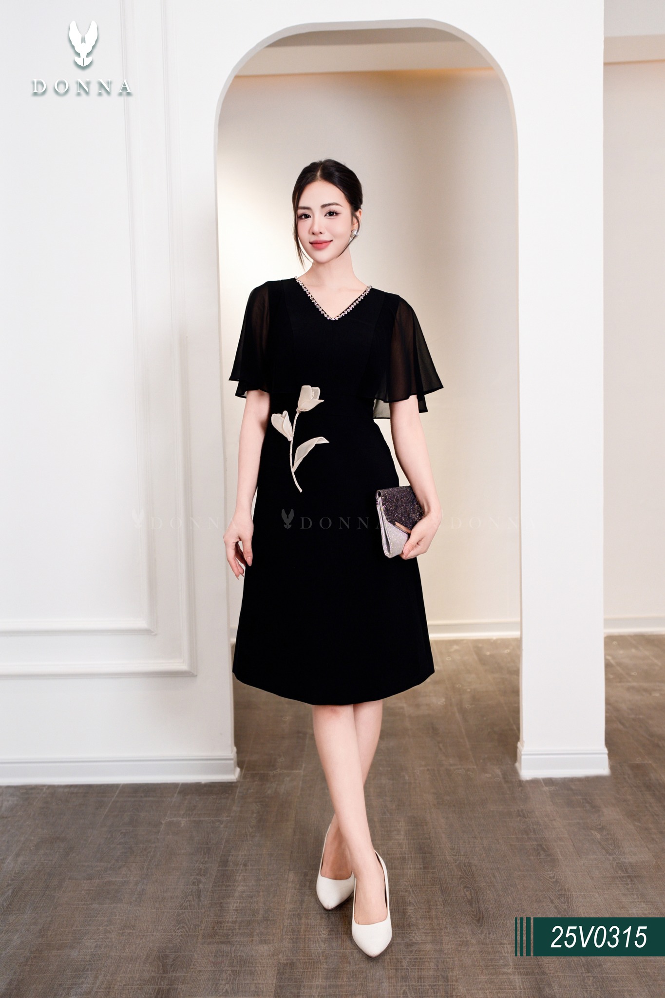 [🆕🇻🇳] DONNA Luxury – Thiết kế & Thời trang 👕 Top1Fashion 👗  Một thiết kế mang đậm nét nữ tính với tay voan cánh tiên nhẹ nhàng, nối liền đường cup ngực tạo phom mềm mại.Cổ V đính dây đá tinh xảo, phần eo nổi bật v , shares-1✔️ , likes-44❤️️ , date-2025-07-22 16:07:21🇻🇳🇻🇳🇻🇳📰🆕