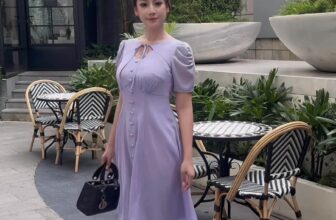 [🆕🇻🇳] Đầm Thời Trang TM – collection – Chuyên Sản Xuất Đầm Thiết Kế – VNXK 👕 Top1Fashion 👗   Mềm mại – Thanh lịch – Nữ tínhChiếc đầm tím pastel với thiết kế tay bồng, cổ thắt nơ nhẹ nhàng và hàng cúc tinh tế, lý tưởng cho những buổi cafe cuối tuần , shares-0✔️ , likes-0❤️️ , date-2025-07-22 01:19:38🇻🇳🇻🇳🇻🇳📰🆕