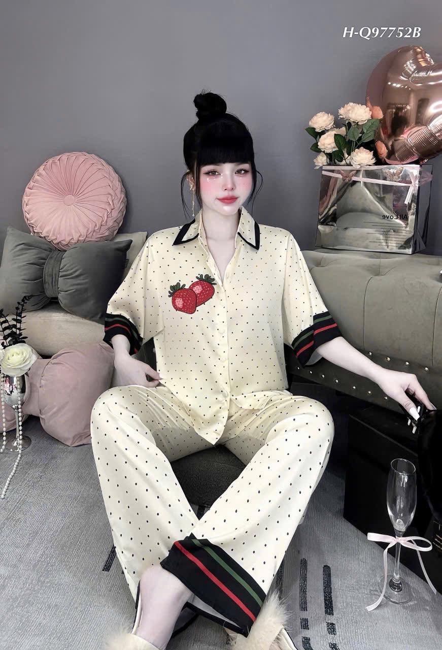 [🆕🇻🇳] DONNA Luxury – Thiết kế & Thời trang 👕 Top1Fashion 👗  Một thiết kế mang đậm nét nữ tính với tay voan cánh tiên nhẹ nhàng, nối liền đường cup ngực tạo phom mềm mại.Cổ V đính dây đá tinh xảo, phần eo nổi bật v , shares-1✔️ , likes-44❤️️ , date-2025-07-22 16:07:21🇻🇳🇻🇳🇻🇳📰🆕