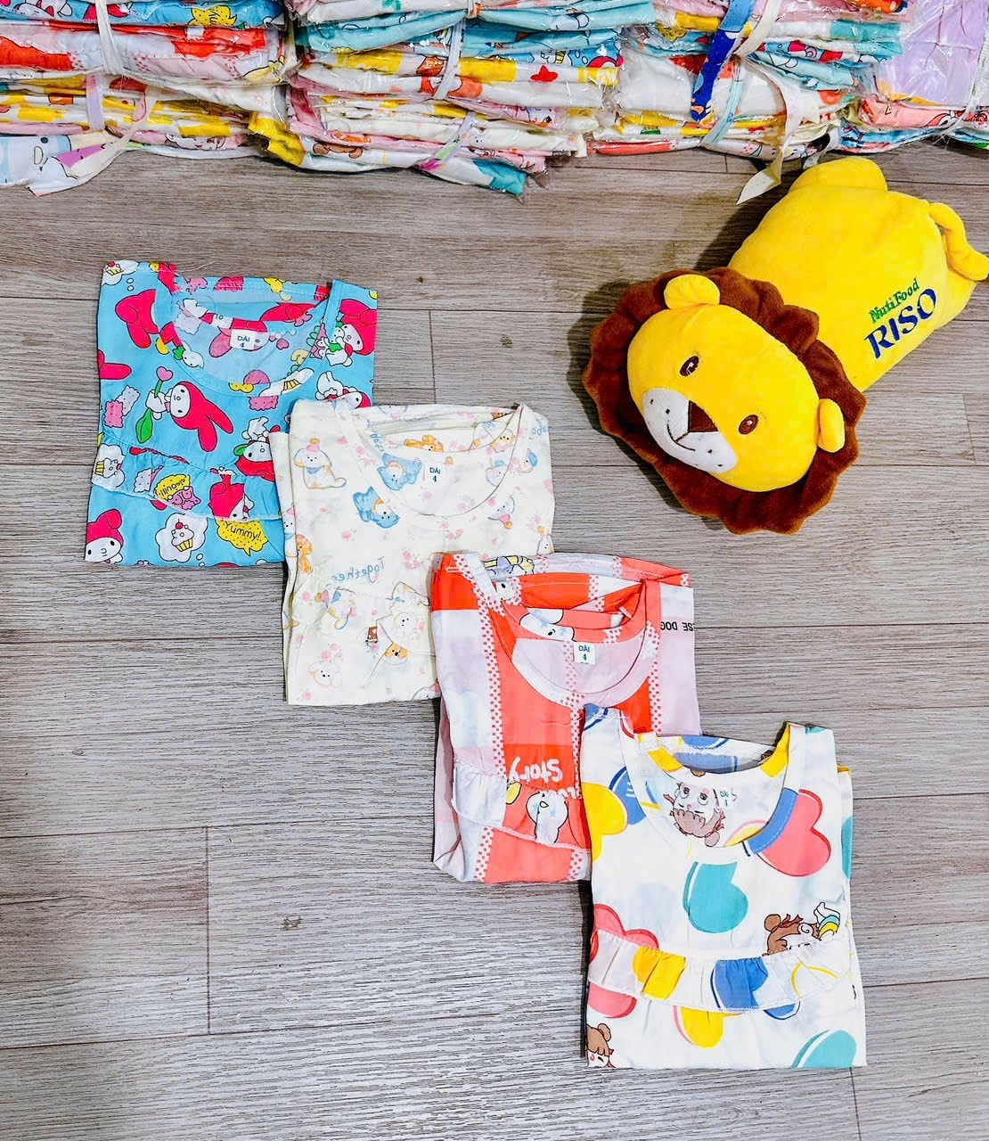 [🆕🇻🇳] BEBE KIDS 🧑‍🧒❤️️👶⭐️ Set 3ct gồm áo 2 dây chấm bi, áo gấu bèo & quần suông xinh xỉu
Size 90-130
#4xx
, shares-0✔️ , likes-0❤️️ , date-2025-07-23 00:02:43🇻🇳🇻🇳🇻🇳📰🆕