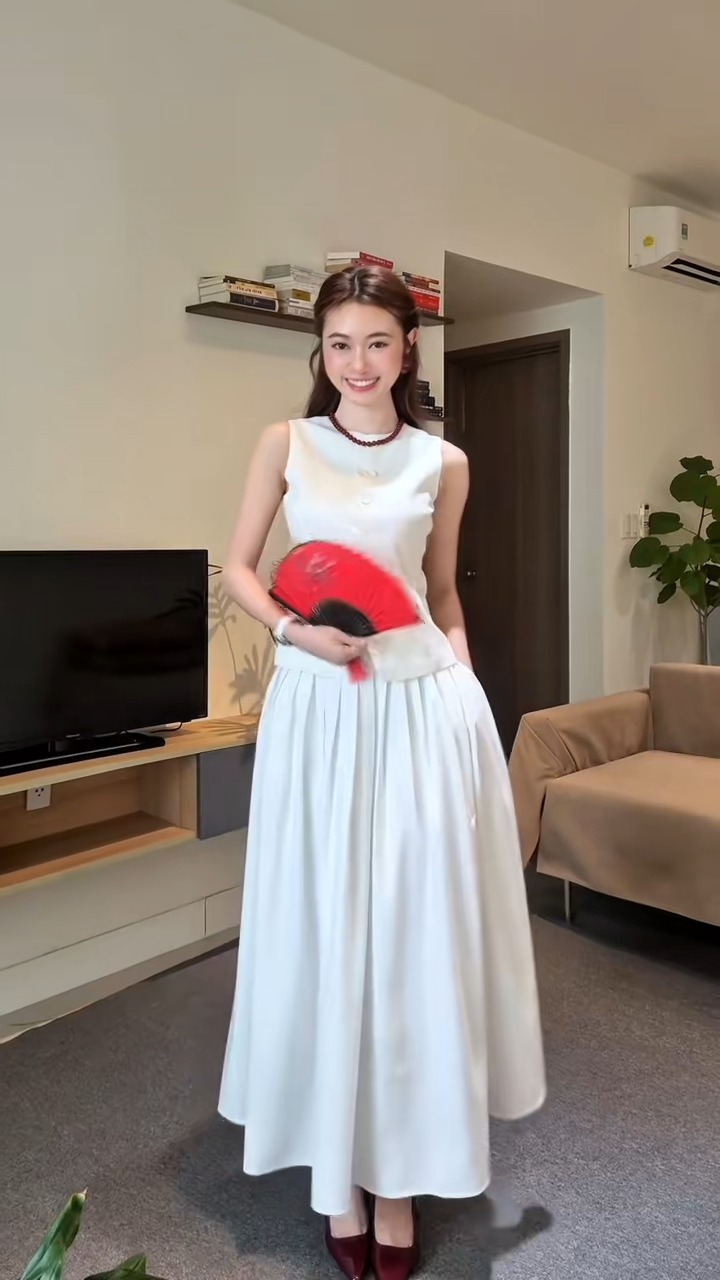 [🆕🇻🇳] Hanuo  👕 Top1Fashion 👗  𝑹𝑶𝑺𝑨 𝑩𝑹𝑰𝑺𝑨 𝑺𝑬𝑻
𝑆ℎ𝑒 𝑤𝑜𝑟𝑒 𝑡ℎ𝑒 𝑏𝑟𝑒𝑒𝑧𝑒 𝑙𝑖𝑘𝑒 𝑎 𝑔𝑜𝑤𝑛 𝑎𝑛𝑑 𝑙𝑒𝑡 𝑡ℎ𝑒 𝑟𝑜𝑠𝑒𝑠 𝑠𝑝𝑒𝑎𝑘 𝑓𝑜𝑟 ℎ𝑒𝑟.Với phom trễ vai mềm mại, tay dài lượn sóng và dáng váy xoè bay bổng, Rosa , shares-1✔️ , likes-4❤️️ , date-2025-07-26 23:20:27🇻🇳🇻🇳🇻🇳📰🆕