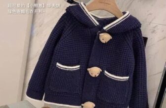 [🆕🇻🇳] Joha shop – chuyên cung cấp phân phối các mặt hàng cho mẹ và bé 🧑‍🧒❤️️👶⭐️ ÁO LEN BÉ Cúc  gấu
Áo khoác len kiểu Hàn
Mẫu áo len dày dặn, có mũ trùm và khuy gấu siêu đáng yêu  ..Mà cái tone màu thì sạch lắm các mẹ ạ
Tone xanh nav , shares-0✔️ , likes-3❤️️ , date-2025-07-27 19:30:58🇻🇳🇻🇳🇻🇳📰🆕