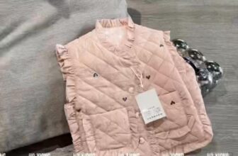 [🆕🇻🇳]  Xưởng sỉ quần áo trẻ em – chuyên quần áo trẻ em giá sỉ toàn quốc 🧑‍🧒❤️️👶⭐️  Áo phao gile tim qccc
Hàng qc nét căng, thêu tim và bèo viền xinh xắn
Sz 1-5 ( 8-18kg)
Giá le 180k , shares-0✔️ , likes-0❤️️ , date-2024-11-09 22:35:27🇻🇳🇻🇳🇻🇳📰🆕