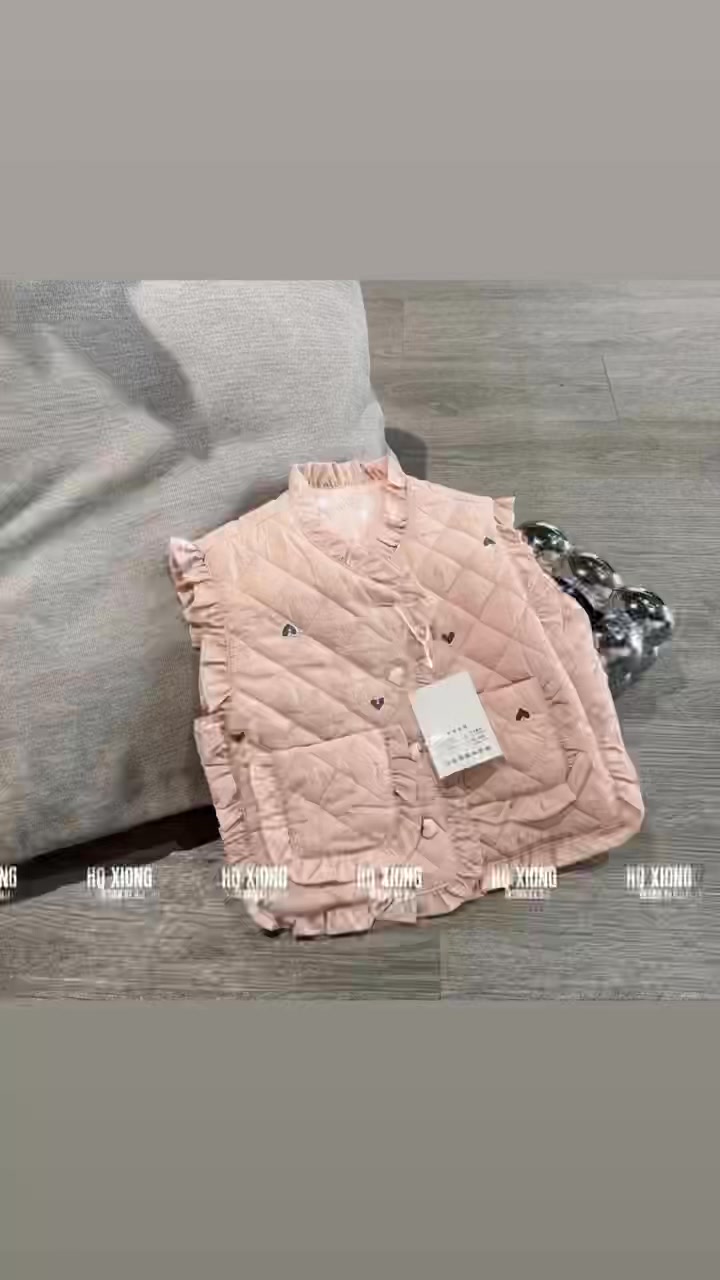 [🆕🇻🇳]  Xưởng sỉ quần áo trẻ em – chuyên quần áo trẻ em giá sỉ toàn quốc 🧑‍🧒❤️️👶⭐️  Áo phao gile tim qccc
Hàng qc nét căng, thêu tim và bèo viền xinh xắn
Sz 1-5 ( 8-18kg)
Giá le 180k , shares-0✔️ , likes-0❤️️ , date-2024-11-09 22:35:27🇻🇳🇻🇳🇻🇳📰🆕