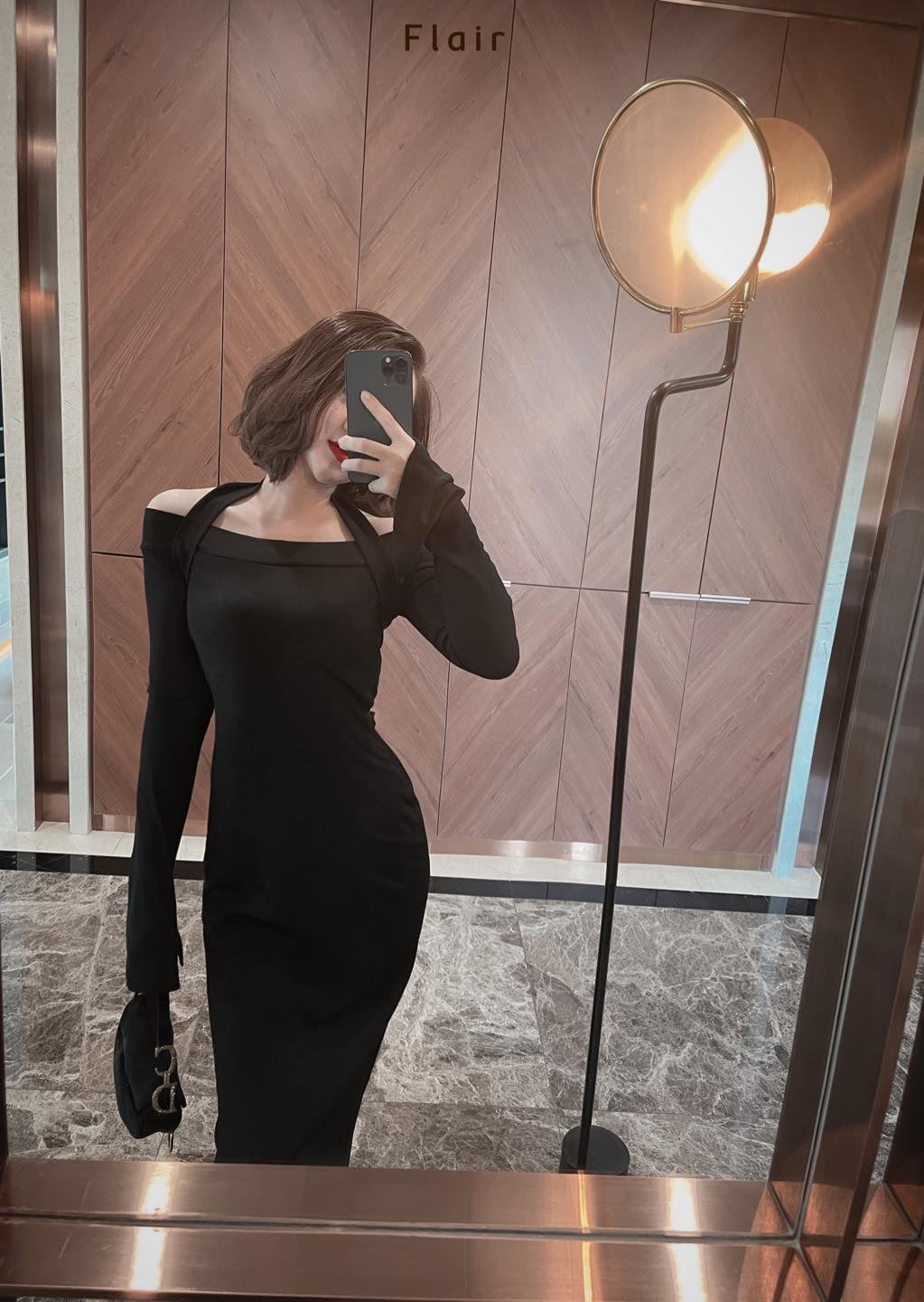 [🆕🇻🇳] Flair  Thiết kế & Thời trang 👕 Top1Fashion 👗  𝗞𝗲𝗲𝗽 𝗶𝘁 𝘀𝗶𝗺𝗽𝗹𝗲, 𝗯𝘂𝘁 𝘀𝗶𝗴𝗻𝗶𝗳𝗶𝗰𝗮𝗻𝘁 !
Thiết kế đơn giản, lịch lãm khéo léo khoe đường cong mềm mại của người phụ nữ. Chất liệu wool Mỹ giúp váy đạt độ co giãn  , shares-1✔️ , likes-9❤️️ , date-2021-12-03 06:51:29🇻🇳🇻🇳🇻🇳📰🆕