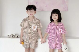 [🆕🇻🇳] Happy Little Wardrobe – Thế giới quần áo trẻ em – Chuyên hàng xuất Nhật, Hàn  🧑‍🧒❤️️👶⭐️ Bộ pijama kẻ in hình gấu dễ thương style HànChất liệu: vải đũi xốp mềm mại, thoáng mát, thấm hút mồ hôi tốt
Thiết kế kẻ hình gấu ngộ nghĩnh, đáng yêu,  , shares-0✔️ , likes-0❤️️ , date-2024-11-13 22:40:00🇻🇳🇻🇳🇻🇳📰🆕
