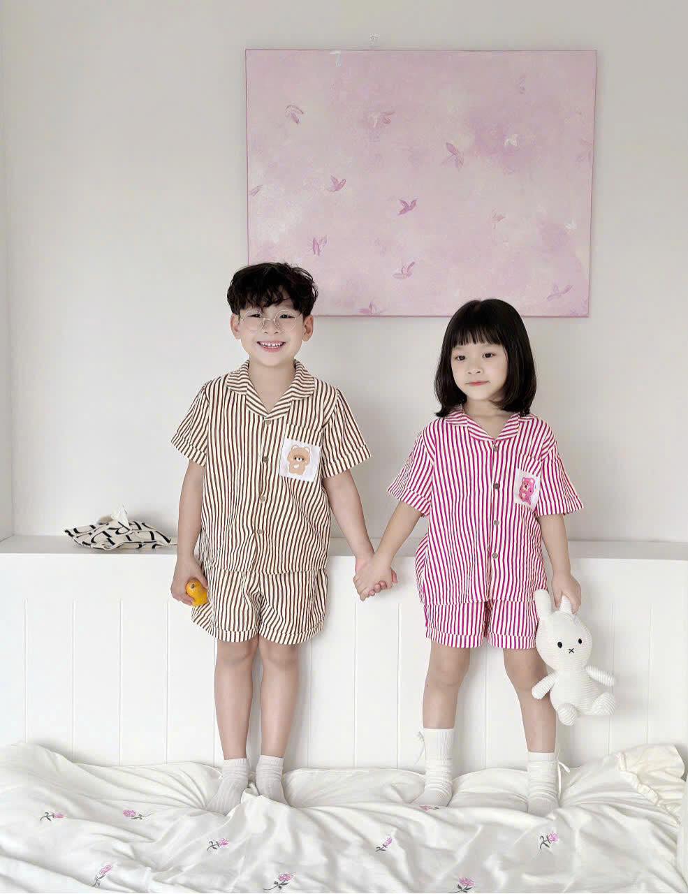 [🆕🇻🇳] Happy Little Wardrobe – Thế giới quần áo trẻ em – Chuyên hàng xuất Nhật, Hàn  🧑‍🧒❤️️👶⭐️ Bộ pijama kẻ in hình gấu dễ thương style HànChất liệu: vải đũi xốp mềm mại, thoáng mát, thấm hút mồ hôi tốt
Thiết kế kẻ hình gấu ngộ nghĩnh, đáng yêu,  , shares-0✔️ , likes-0❤️️ , date-2024-11-13 22:40:00🇻🇳🇻🇳🇻🇳📰🆕