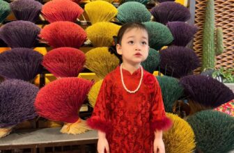 [🆕🇻🇳] Namy Bebe – tiệm nhỏ style Hàn – chuyên sỉ – lẻ – oder thời trang bé yêu 🧑‍🧒❤️️👶⭐️ Có 1 cái ảnh áo dài duy nhất chụp với con. Không booking không chụp hình. Trộm vía tỉ lần cái shop bất ổn nàyset Áo dài Mẹ em vẫn về đều nha các bác ơi , shares-1✔️ , likes-10❤️️ , date-2025-01-15 15:35:19🇻🇳🇻🇳🇻🇳📰🆕