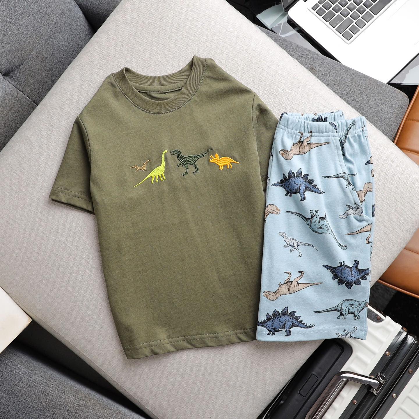 [🆕🇻🇳]  Quần áo bé trai – Bán quần áo bé trai từ 1 tuổi đến 10 tuổi 🧑‍🧒❤️️👶⭐️  155k/bộ
Bộ bé trai Nhí GAP KIDS
size 2-6tuoi. FORM TO 12-24kg mặc. Mã hàng Nhí  đẹp nhất trong các dòng cùng phân khúc.
Chất 100% cotton mềm mịn và Hìn , shares-0✔️ , likes-2❤️️ , date-2024-11-25 18:18:36🇻🇳🇻🇳🇻🇳📰🆕