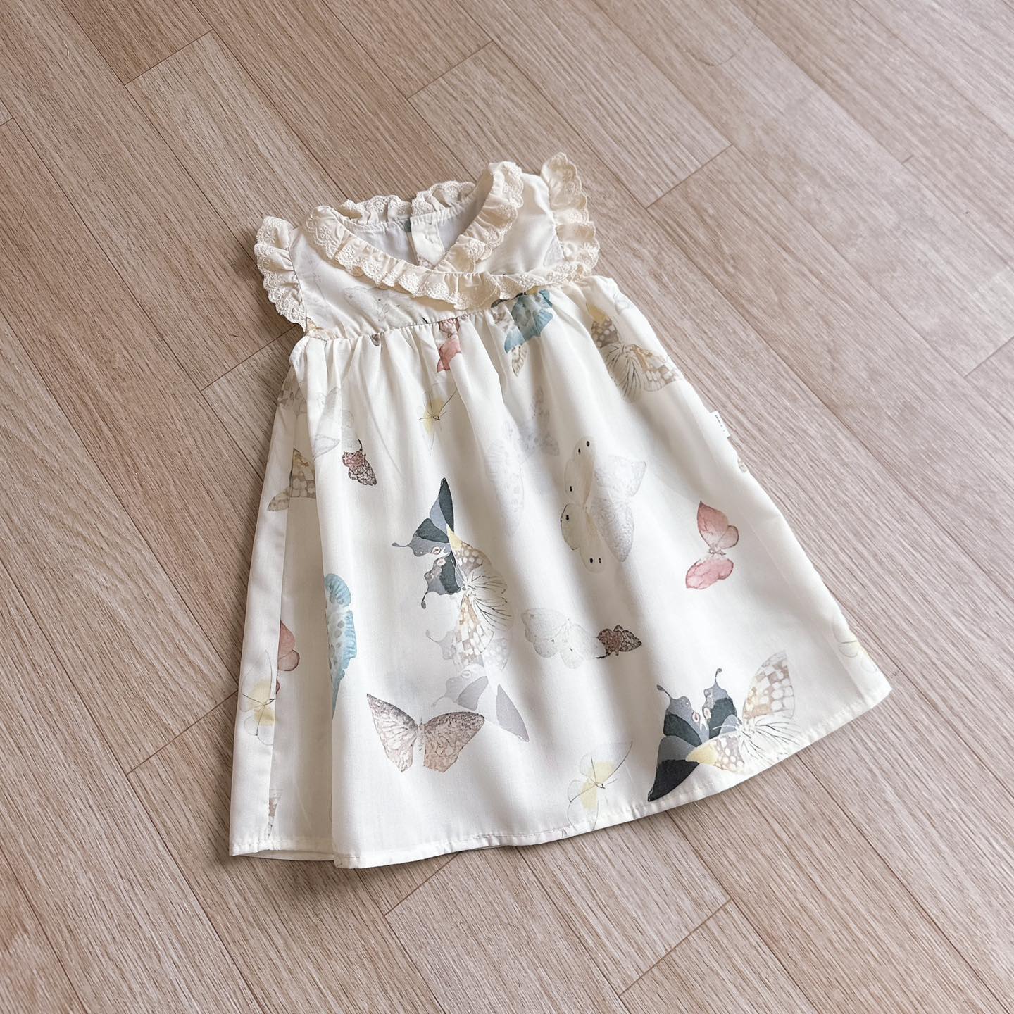 [🆕🇻🇳] Milk Kids – Chuyên thời trang trẻ em 🧑‍🧒❤️️👶⭐️ VÁY SÁT NÁCH PHỐI BÈO – HỌA TIẾT BƯỚM
Những cánh bướm nhẹ nhàng xinh xắn sẽ rất hợp với một buổi picnic giữa rừng cây, hoa lá. Váy sát nách cánh tiên nhẹ  , shares-0✔️ , likes-1❤️️ , date-2024-06-06 16:58:31🇻🇳🇻🇳🇻🇳📰🆕