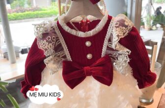 [🆕🇻🇳]  MẸ MIU KISD SỈ LẺ QUẦN ÁO TRẺ EM 🧑‍🧒❤️️👶⭐️ Set váy Nhung dày  kèm bờm  cute hột me
Bên ngoài chiếc váy nhung dày cổ phối ren , chân váy voan hoa thêu nổi điệu đà.
Size : 1-5/7-15kg
, shares-0✔️ , likes-2❤️️ , date-2024-11-07 03:29:43🇻🇳🇻🇳🇻🇳📰🆕