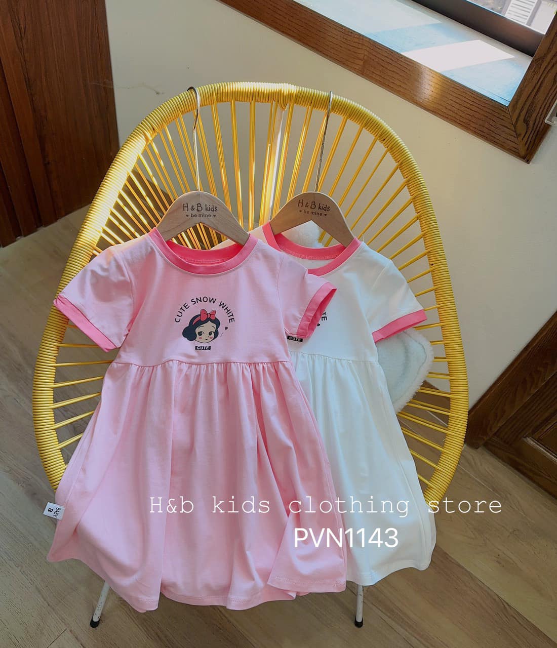 [🆕🇻🇳] 𝗠𝗜𝗡 𝗞𝗜𝗗𝗦 – 𝗖𝗹𝗼𝘁𝗵𝗶𝗻𝗴 & 𝗔𝗰𝗰𝗲𝘀𝘀𝗼𝗿𝗶𝗲𝘀 🧑‍🧒❤️️👶⭐️  HÀNG MỚI VỀ CÓ SẴN 

Váy bạch tuyết bé nào cũng mê tít đây ạ. 2 màu xinh dễ thương lắm lun nha các mẹ. 
 8⃣9⃣K/c. 

Chất liệu cotton tàu co  , shares-0✔️ , likes-1❤️️ , date-2023-02-06 19:05:08🇻🇳🇻🇳🇻🇳📰🆕