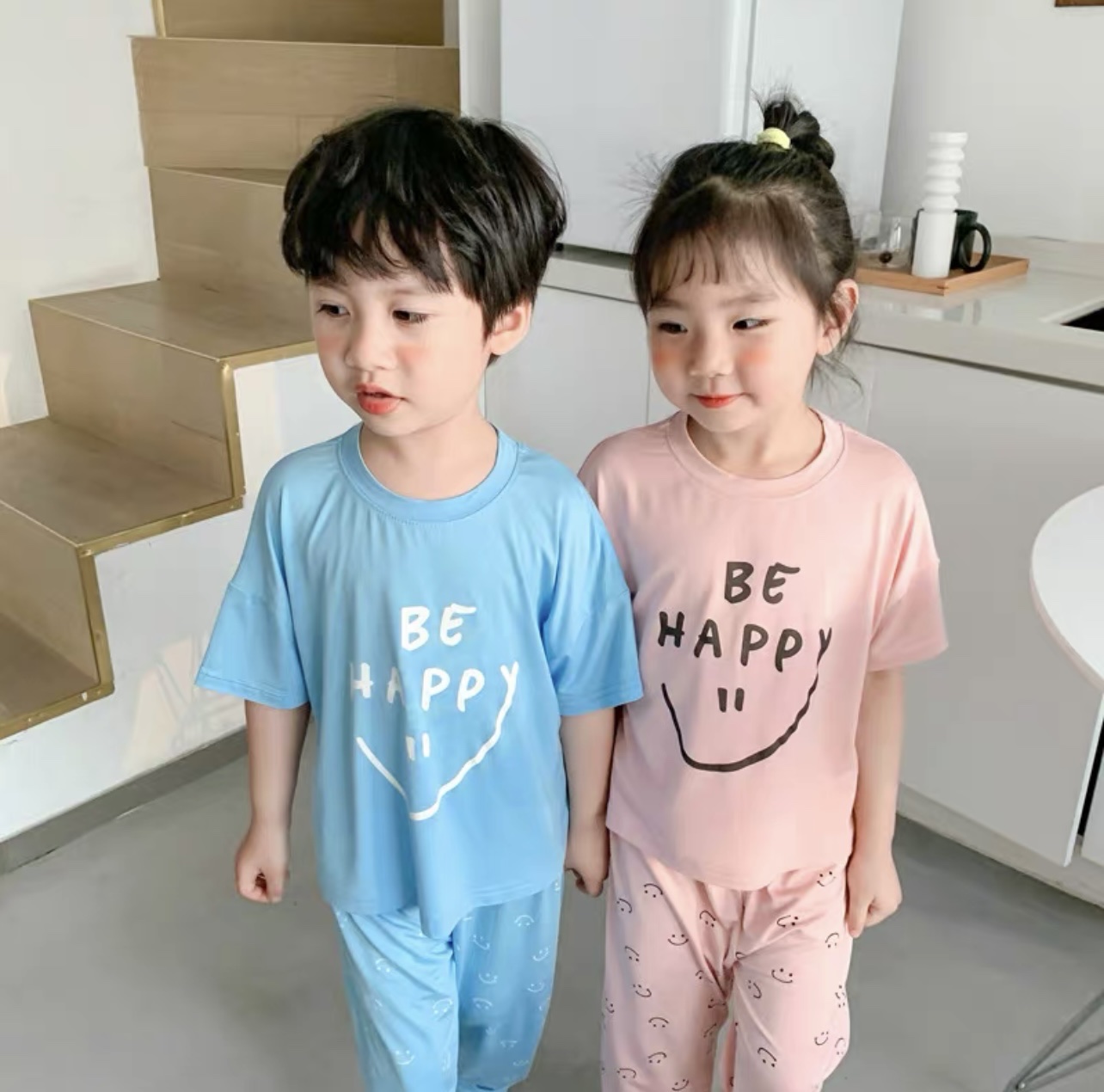 [🆕🇻🇳] MoonKids Bou’tique – Thời trang cao cấp cho bé 🧑‍🧒❤️️👶⭐️ MẪU CỘC TAY QUẦN DÀI BE HAPPY LẠI VỀ BÊN NHÀ MOONKIDS!!
Vải THUN LẠNH 100% cao cấp, mềm mịn co giãn 4 chiều, cùng bảng 4 màu cực dễ thương cho bé
Nhanh tay , shares-0✔️ , likes-3❤️️ , date-2024-05-18 16:27:10🇻🇳🇻🇳🇻🇳📰🆕
