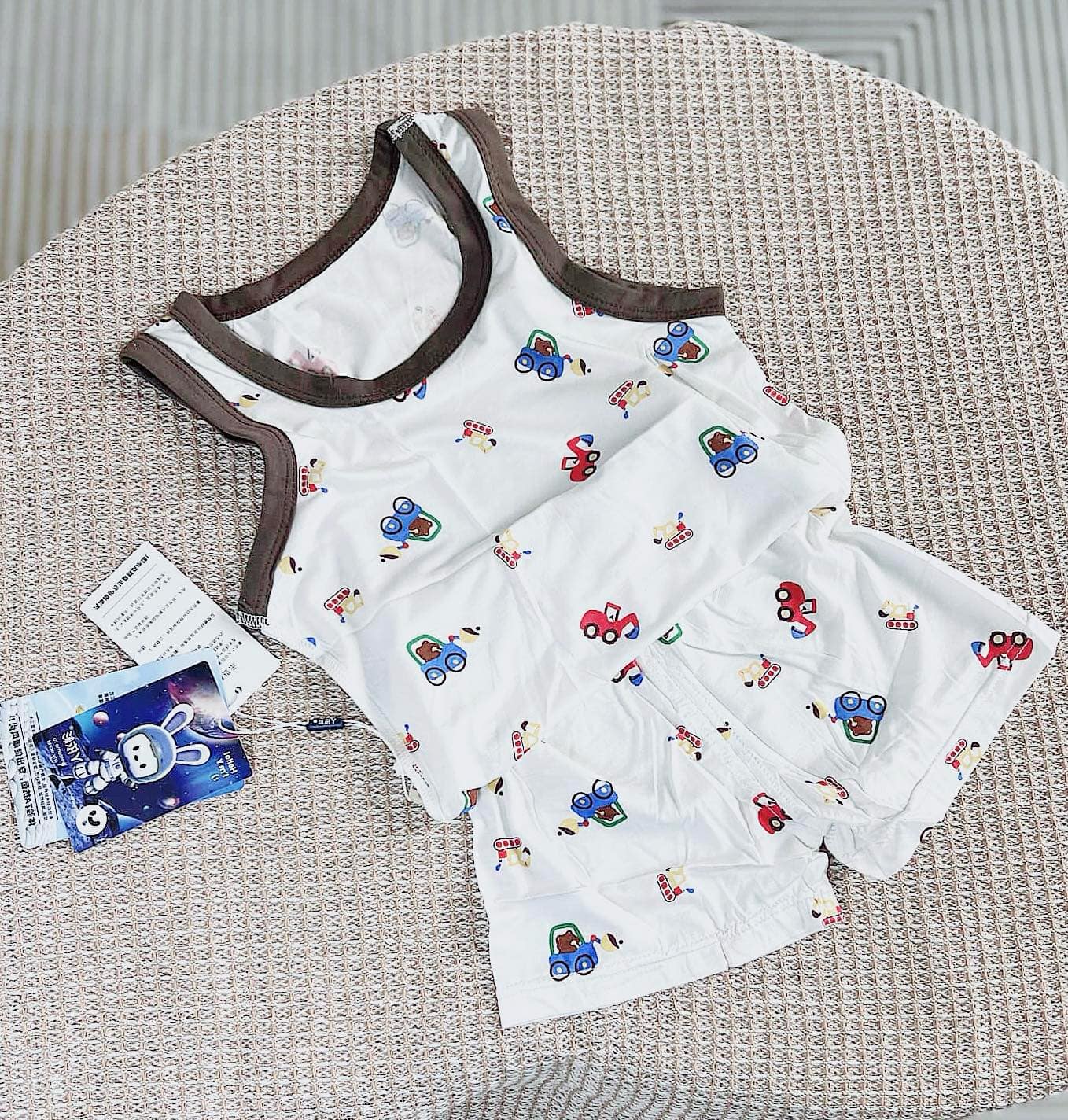 [🆕🇻🇳] Shyn Kid – Thời Trang quà tặng cho con 🧑‍🧒❤️️👶⭐️ BEEMO  – HELLO SUMMER!!!
𝐒𝐄𝐓 𝐂𝐎̣̂𝐂 𝐓𝐀𝐘 𝐈𝐍 𝐓𝐑𝐀̀𝐍 𝐒𝐎̛̉ 𝐓𝐇𝐔́ 𝐃𝐄̂̃ 𝐓𝐇𝐔̛𝐎̛𝐍𝐆
Chất liệu cotton co giãn siêu thoải mái, thoáng khí
Thiết kế áo cộc tay in tràn n , shares-0✔️ , likes-2❤️️ , date-2025-04-04 23:57:34🇻🇳🇻🇳🇻🇳📰🆕