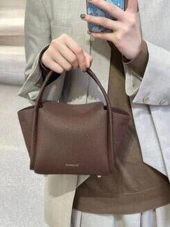 [🆕🇻🇳] VNXK Giá gốc – Chuyên cung cấp SỈ và LẺ quần áo, giày dép, túi xách xuất khẩu chuẩn xịn xuất dư VNXK  👕 Top1Fashion 👗  Túi Chính Hãng Mini songmont bag màu nâu đỏ siêu đẹp !!
Tặng kèm chaim cute lắm nha, kèm dây đeo dài
Size : 20*12cm
Only #580ka/c (full box + túi vải )
, shares-0✔️ , likes-0❤️️ , date-2024-08-02 18:43:37🇻🇳🇻🇳🇻🇳📰🆕