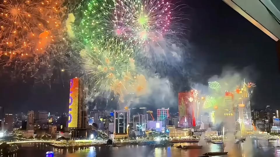 [🆕🇻🇳] Dyaci  Cửa hàng quần áo nam 👕 Top1Fashion 👗  Ngàn sắc màu pháo hoa rực rỡ tràn ngập trên bầu trời Tp.HCM đêm nay , shares-0✔️ , likes-6❤️️ , date-2025-05-01 06:10:48🇻🇳🇻🇳🇻🇳📰🆕