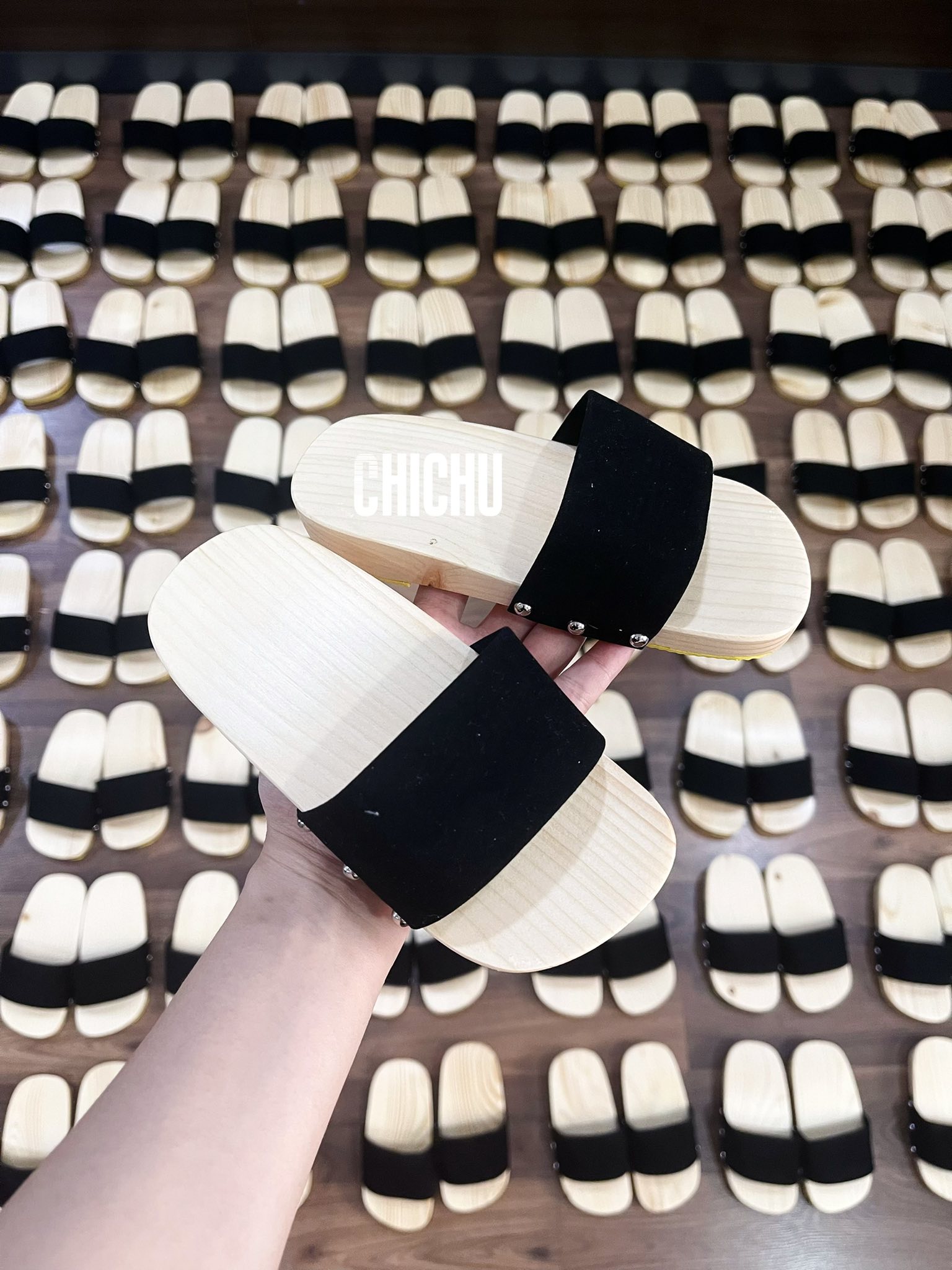 [🆕🇻🇳]  Chichu – Little Dress – cổ phục Việt Áo Dài, Bà Ba, Yếm…Phụ Kiện Dép Guốc tôn vinh văn hoá Việt 🧑‍🧒❤️️👶⭐️ Guốc Mộc Loại VIP SL Khủng – 2 Màu Đỏ và Đen Siêu Hot cực Dễ Phối Đồ cho Bé iu
Cận chất Guốc siêu nhẹ, bền và quai nhung mịn êm đi cực chắc chân lun các M , shares-0✔️ , likes-8❤️️ , date-2025-05-28 16:57:36🇻🇳🇻🇳🇻🇳📰🆕