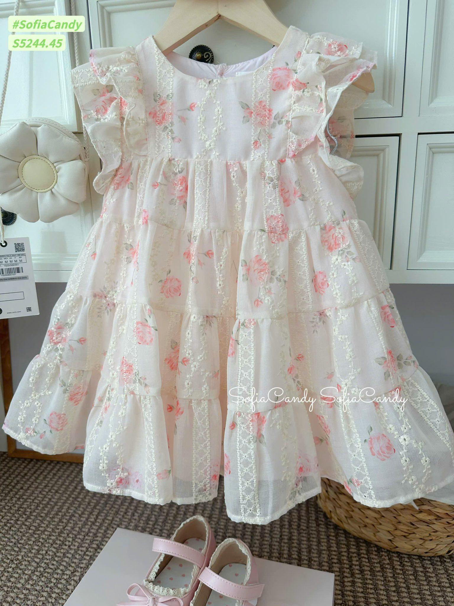 [🆕🇻🇳]  Shop Mẹ và Bé ơi Nha Trang – Thời trang & Phụ kiện 🧑‍🧒❤️️👶⭐️ Chiếc váy thêu hoa vạn người mê – Nhẹ nhàng trong trẻo – chuẩn nàng thơ
Xinh ơi là xinh – xuất sắc 100% 
Đầm thêu nhà Sofia luôn đẹp nhất, cưng hết sức cưn , shares-16✔️ , likes-1❤️️ , date-2025-06-08 01:07:42🇻🇳🇻🇳🇻🇳📰🆕