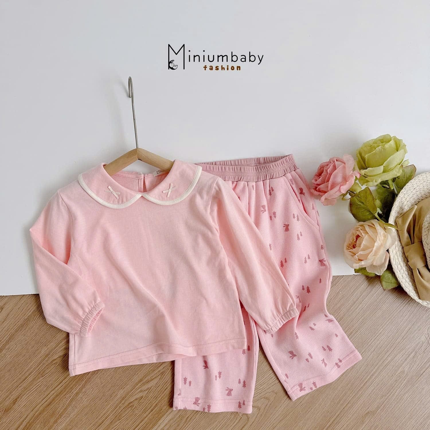 [🆕🇻🇳] Đồ cho bé yêu – Shop HelloBaby 🧑‍🧒❤️️👶⭐️ 𝙎𝙚𝙩 𝙙𝙖̀𝙞 𝙩𝙖𝙮 𝙘𝙤̂̉ 𝙨𝙚𝙣 𝙭𝙞𝙣𝙝 𝙮𝙚̂𝙪 𝙘𝙝𝙤 𝙗𝙚́- SB2035
————————————
____ HÀNG SẴN GIAO NGAY ____
MINIUMBABY  FASHION
Size: 80-120 (8-23kg)
Colour : hồng, be,  , shares-0✔️ , likes-0❤️️ , date-2024-10-26 04:08:48🇻🇳🇻🇳🇻🇳📰🆕