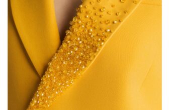 [🆕🇻🇳] I.H.F – A high end fashion brand established in London since 2013 👕 Top1Fashion 👗  Trên nền crepe vàng rực rỡ, từng viên pha lê được đính kết thủ công tỉ mỉ phủ kín một phần vạt áo blazer. Kỹ thuật đính lành nghề của những nghệ nhân tài h , shares-0✔️ , likes-9❤️️ , date-2025-08-25 18:30:06🇻🇳🇻🇳🇻🇳📰🆕