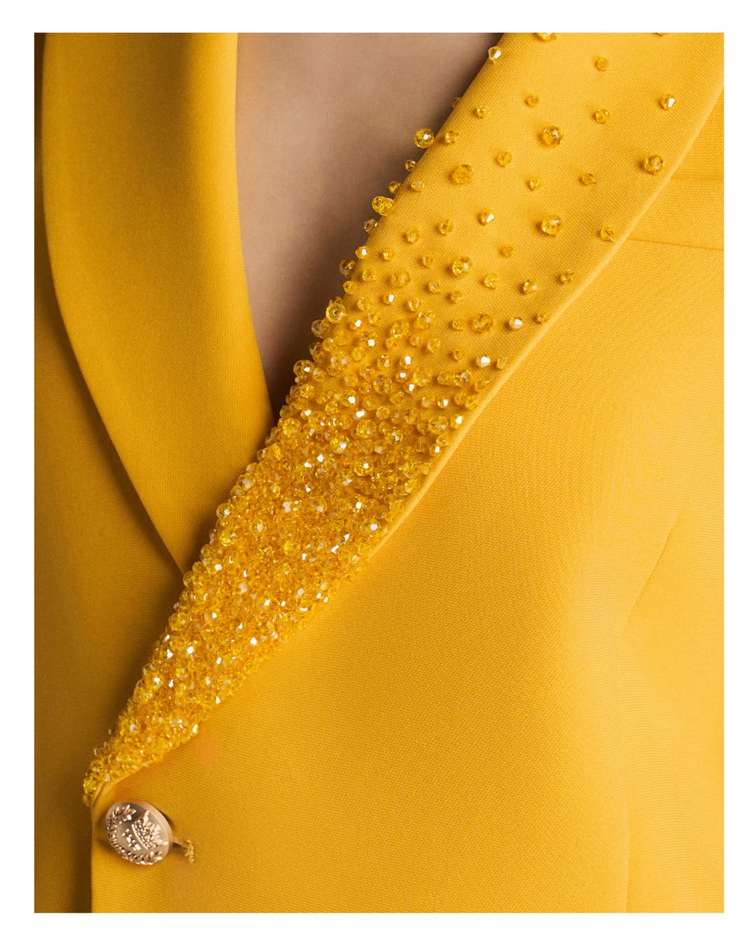 [🆕🇻🇳] I.H.F – A high end fashion brand established in London since 2013 👕 Top1Fashion 👗  Trên nền crepe vàng rực rỡ, từng viên pha lê được đính kết thủ công tỉ mỉ phủ kín một phần vạt áo blazer. Kỹ thuật đính lành nghề của những nghệ nhân tài h , shares-0✔️ , likes-9❤️️ , date-2025-08-25 18:30:06🇻🇳🇻🇳🇻🇳📰🆕