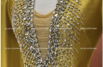 [🆕🇻🇳] Ao dai Uyen Pham – Áo dài thiết kế cao cấp 👕 Top1Fashion 👗  Mang trên mình sắc vàng gold đầy sang trọng, vương giả.Mẫu áo dài được cách điệu trẻ trung với sự kết hợp giữa phần cổ sâu quyến rũ , dáng tay phồng sàn , shares-1✔️ , likes-11❤️️ , date-2025-08-28 00:43:03🇻🇳🇻🇳🇻🇳📰🆕