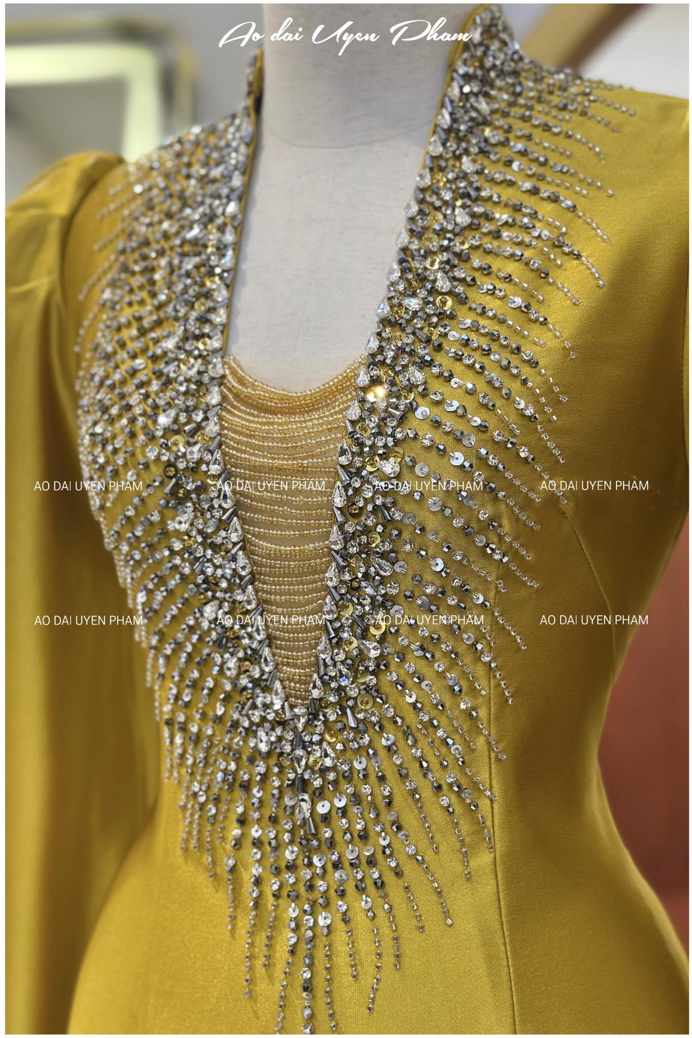 [🆕🇻🇳] Ao dai Uyen Pham – Áo dài thiết kế cao cấp 👕 Top1Fashion 👗  Mang trên mình sắc vàng gold đầy sang trọng, vương giả.Mẫu áo dài được cách điệu trẻ trung với sự kết hợp giữa phần cổ sâu quyến rũ , dáng tay phồng sàn , shares-1✔️ , likes-11❤️️ , date-2025-08-28 00:43:03🇻🇳🇻🇳🇻🇳📰🆕