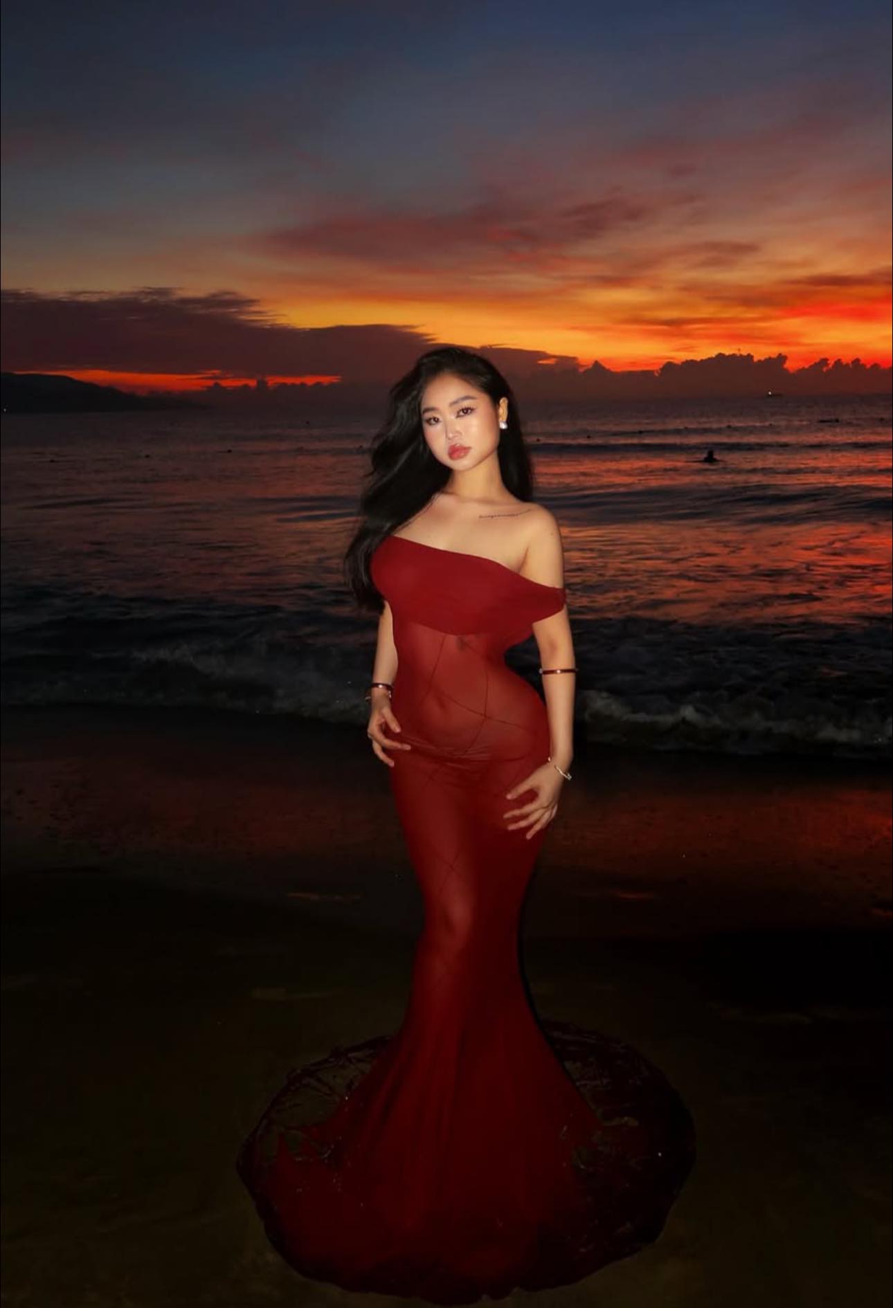 [🆕🇻🇳] Firefly Studio 👕 Top1Fashion 👗   “Where elegance meets the waves.”ROUGE DRESS ôm trọn đường cong cùng sắc đỏ quyến rũ, kết hợp với thiết kế trễ vai tinh tế – hòa cùng ánh hoàng hôn  đầ , shares-6✔️ , likes-28❤️️ , date-2025-09-04 19:35:56🇻🇳🇻🇳🇻🇳📰🆕
