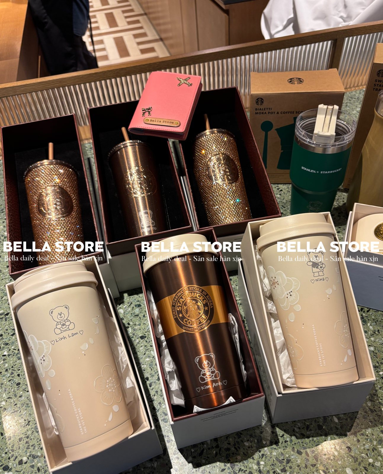 [🆕🇻🇳] Bella Store 𝘔𝘢𝘯𝘨 đ𝘦̂́𝘯 𝘤𝘩𝘰 𝘤𝘰𝘯 𝘯𝘩𝘶̛̃𝘯𝘨 𝘨𝘪̀ 𝘵𝘰̂́𝘵 𝘯𝘩𝘢̂́𝘵 👕 Top1Fashion 👗   Em lại bay Hàn nên gom thêm một đợt cốc Starbucks chính hãng free khắc tên cho mọi người đây
Cốc giữ nhiệt Starbucks xịn sò – khắc tên theo yêu cầu, là , shares-2✔️ , likes-1❤️️ , date-2025-09-03 15:32:22🇻🇳🇻🇳🇻🇳📰🆕