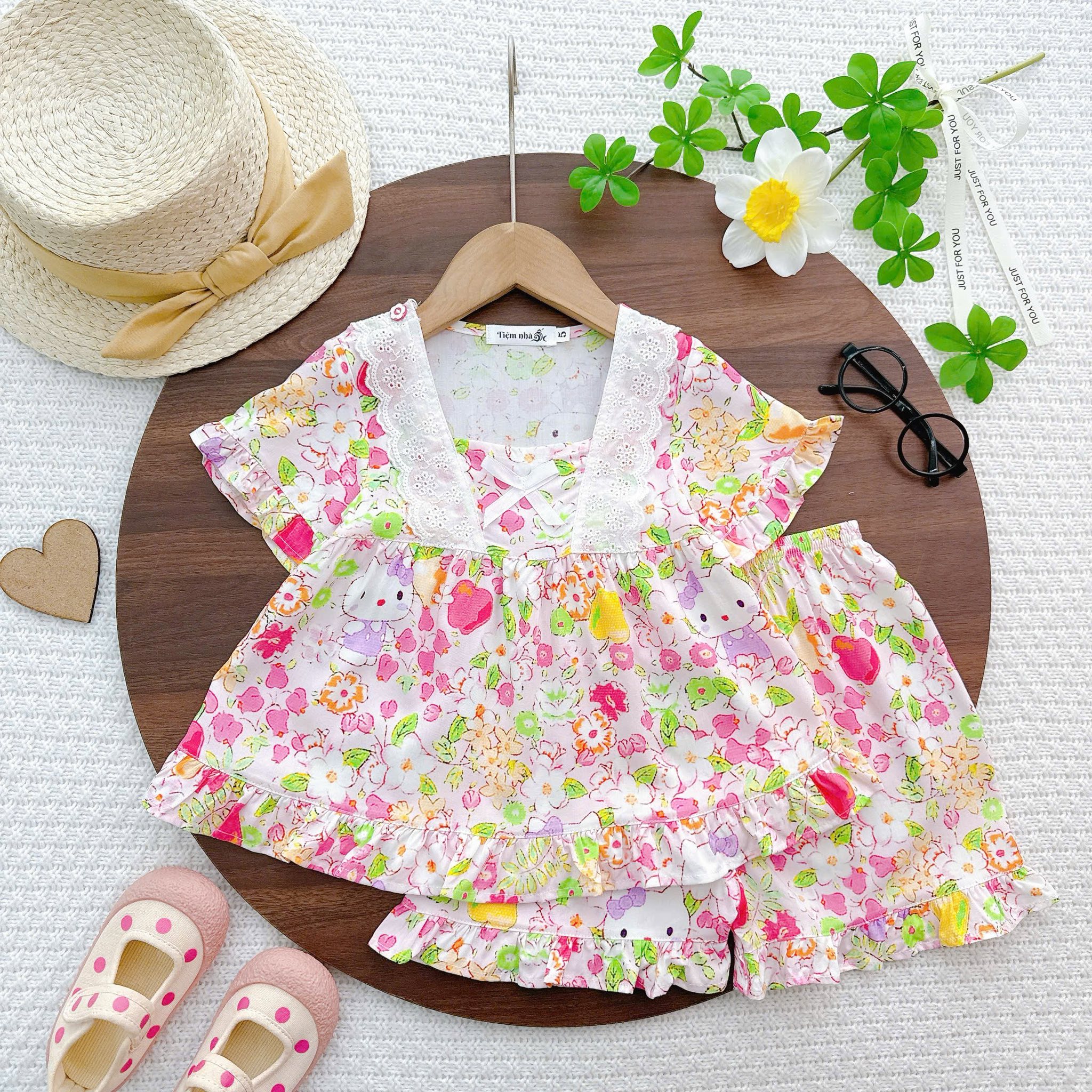 [🆕🇻🇳] Bernie KIDs – Thời trang trẻ em thiết kế 🧑‍🧒❤️️👶⭐️  𝑿𝒖𝒂̂𝒏, 𝑯𝒂̣, 𝑻𝒉𝒖, Đ𝒐̂𝒏𝒈 𝒓𝒐̂̀𝒊 𝒍𝒂̣𝒊 𝑿𝒖𝒂̂𝒏… 𝑪𝒐𝒏 𝒎𝒂̣̆𝒄 đ𝒆̣𝒑 𝒗𝒂̂̀𝒚 𝒎𝒆̣ 𝒚𝒆̂𝒖 𝒌𝒉𝒐̂𝒏𝒈?
Các mẹ ơi, con là “người mẫu nhí” hôm nay đây. Cho con tự review bộ dài t , shares-0✔️ , likes-0❤️️ , date-2025-09-05 22:43:55🇻🇳🇻🇳🇻🇳📰🆕