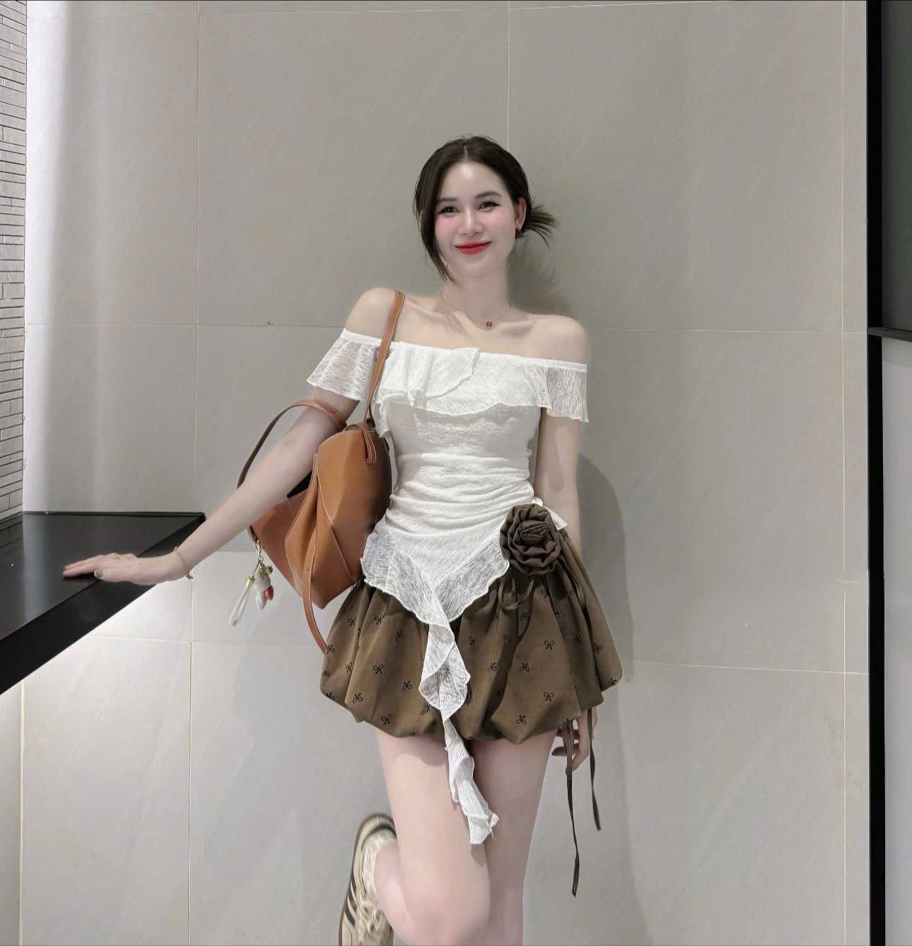 [🆕🇻🇳] Germie – Thời Trang Thiết Kế 👕 Top1Fashion 👗   SET ÁO TRỄ VAI REN BÈO + CHÂN VÁY PHỒNG ĐÍNH HOAGiá: 210.000 đ / Set – Mã G215
Áo trễ vai ren bèo quyến rũ, tôn bờ vai mảnh mai.
Chân váy phồng điểm  , shares-2✔️ , likes-16❤️️ , date-2025-09-04 18:12:49🇻🇳🇻🇳🇻🇳📰🆕