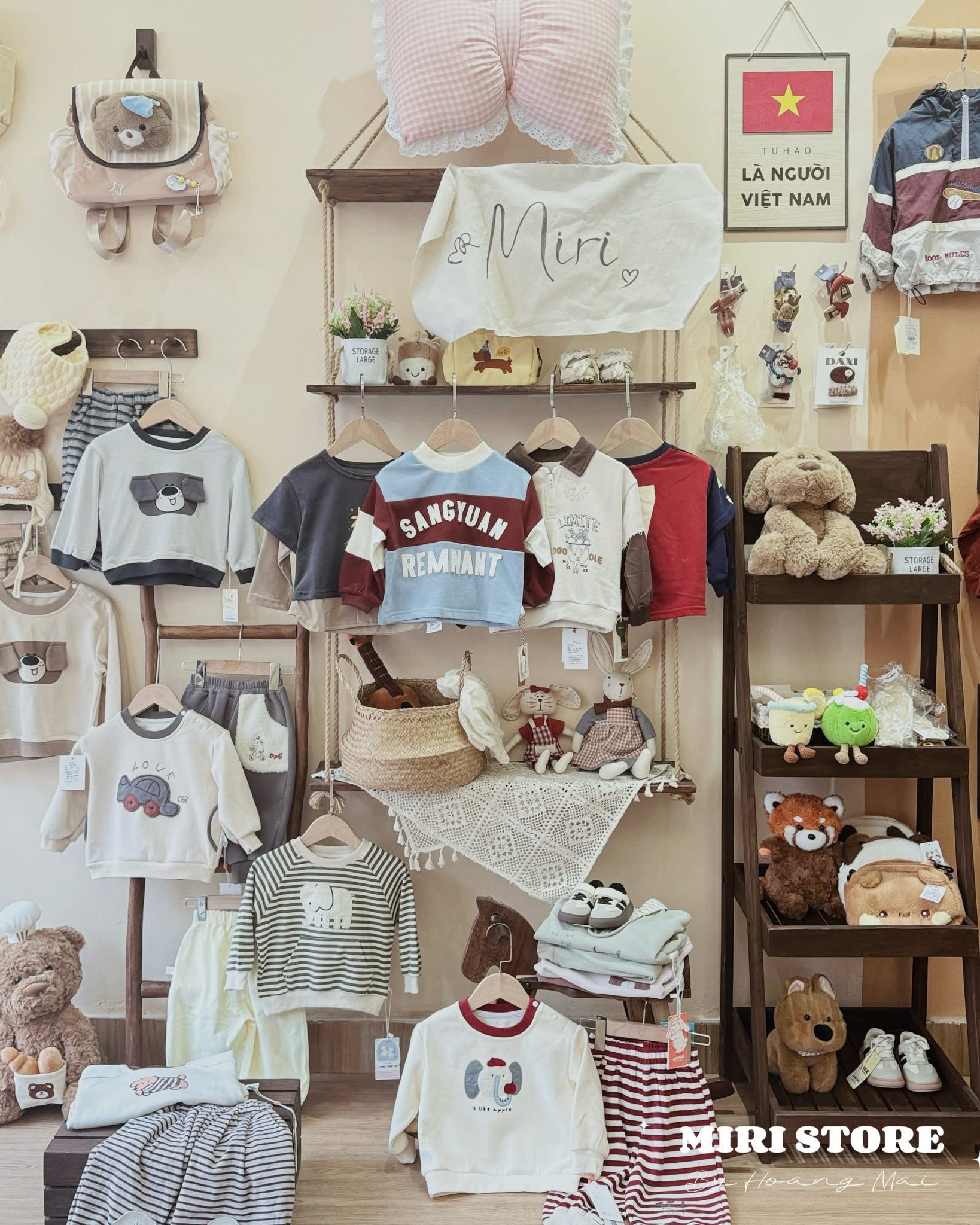 [🆕🇻🇳] MIRI STORE – 𝐪𝐮𝐚̂̀𝐧 𝐚́𝐨, 𝐩𝐡𝐮̣ 𝐤𝐢𝐞̣̂𝐧 𝐜𝐡𝐨 𝐛𝐞́ 𝐢𝐮 🧑‍🧒❤️️👶⭐️ [𝐇𝐚̀𝐧𝐠 𝐒𝐚̆̃𝐧 𝐒𝐡𝐨𝐩]
Các bác hỏi nhiều đồ cho các bé zai từ 6,7kg thì nhà MIRI có nguyên BST nha
Hàng #Sẵn_ship. Toàn bộ đều cao cấp, chất liệu mịn đẹp sờ  , shares-0✔️ , likes-6❤️️ , date-2025-09-07 18:43:07🇻🇳🇻🇳🇻🇳📰🆕
