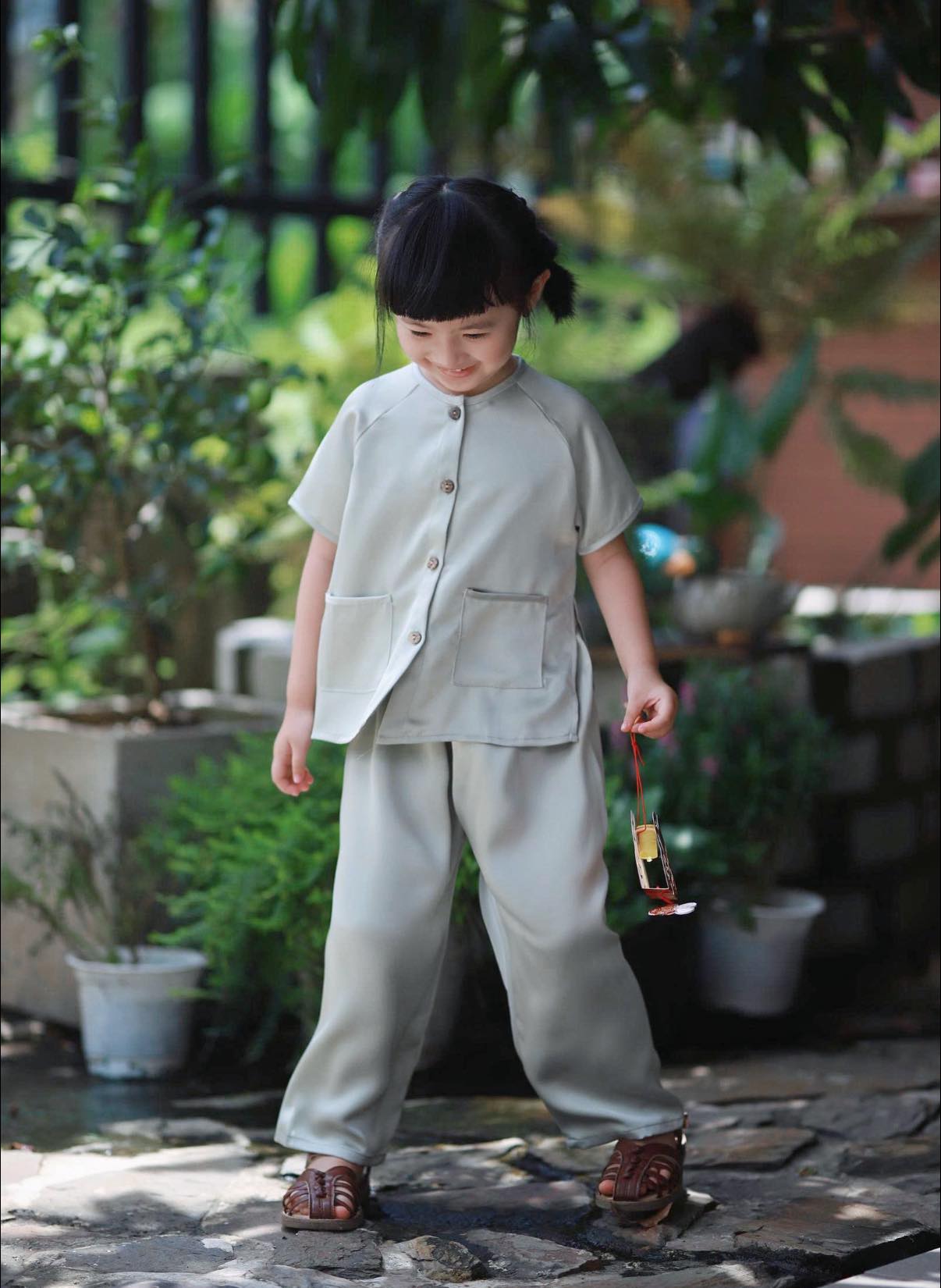 [🆕🇻🇳] Yi Closet Bán nét hồn nhiên, tặng kèm trang phục 🧑‍🧒❤️️👶⭐️ 
Bà ba xanh phớt nhẹ nhàng mặc lên tôn da sáng sủa rạng ngời . 
Trang phục phù hợp cho cả bé trai và bé gái từ 10-25kg ạ.
 , shares-0✔️ , likes-5❤️️ , date-2025-09-07 19:31:21🇻🇳🇻🇳🇻🇳📰🆕