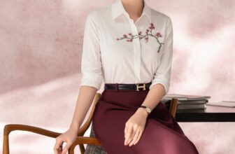 [🆕🇻🇳] Hong Vic Fashion 👕 Top1Fashion 👗  Một gợi ý đầy duyên dáng cho nàng công sở: sơ mi trắng thêu hoa mai hồng kết hợp cùng chân váy xòe đỏ đô. Sự hòa quyện giữa nét tinh khôi và gam màu sang t , shares-0✔️ , likes-125❤️️ , date-2025-09-06 23:03:16🇻🇳🇻🇳🇻🇳📰🆕