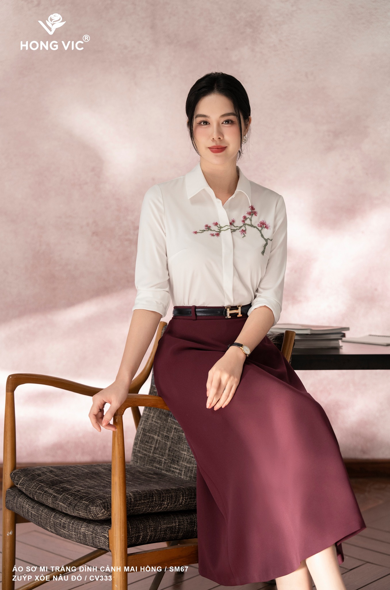 [🆕🇻🇳] Hong Vic Fashion 👕 Top1Fashion 👗  Một gợi ý đầy duyên dáng cho nàng công sở: sơ mi trắng thêu hoa mai hồng kết hợp cùng chân váy xòe đỏ đô. Sự hòa quyện giữa nét tinh khôi và gam màu sang t , shares-0✔️ , likes-125❤️️ , date-2025-09-06 23:03:16🇻🇳🇻🇳🇻🇳📰🆕