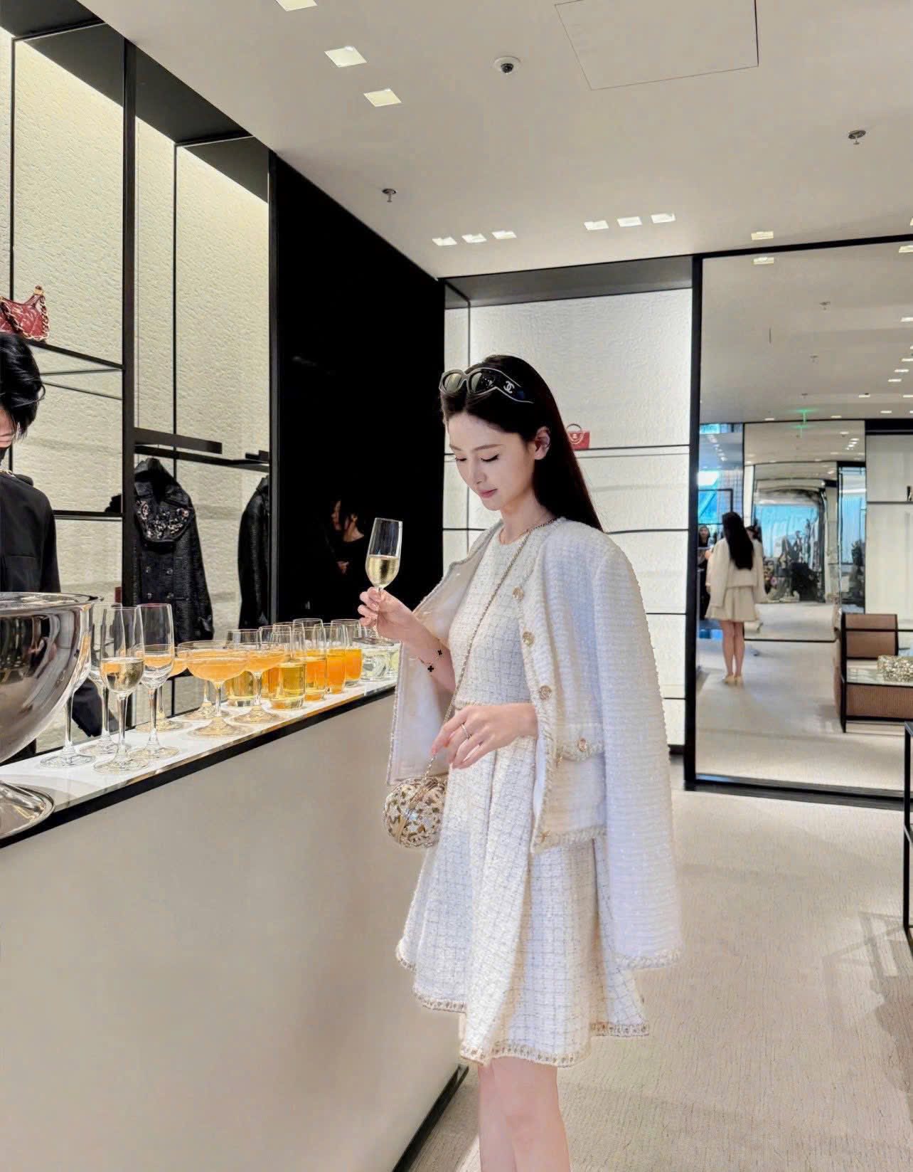 [🆕🇻🇳] Shynh Boutique Hồ Chí Minh 👕 Top1Fashion 👗  BST mix match từ  Shynh Store là “chìa khóa” để nàng mặc đẹp mỗi ngày mà chẳng cần tốn công phối đồ.
𝐍𝐇𝐀̀ 𝐄𝐌 SHYNH BOUTIQUE 𝐓𝐇𝐈̀ Đ𝐀̃ 𝐐𝐔𝐀́ 𝐍𝐎̂̉𝐈 𝐓𝐈𝐄̂́𝐍𝐆 𝐕𝐎̛ , shares-0✔️ , likes-0❤️️ , date-2025-09-10 16:22:37🇻🇳🇻🇳🇻🇳📰🆕